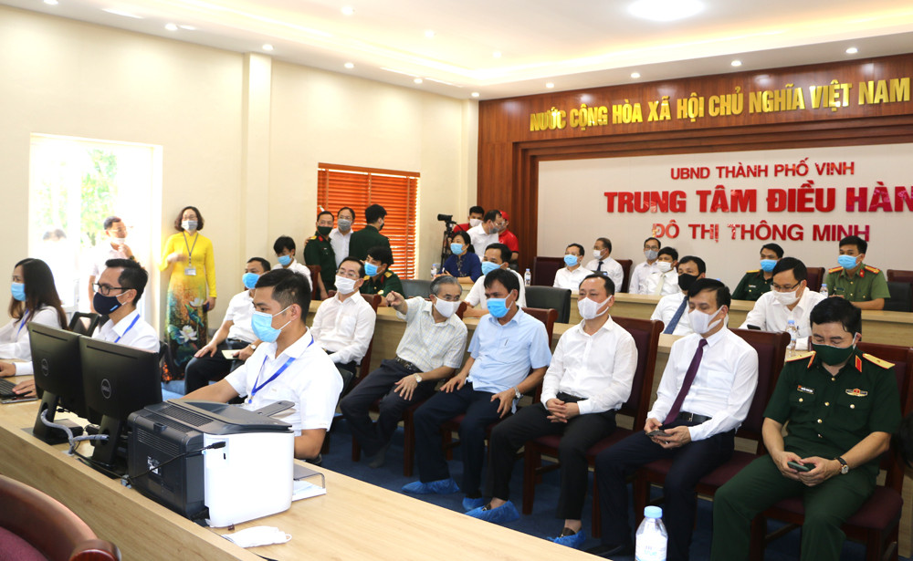 Các đại biểu tham quan Trung tâm điều hành đô thị thông minh đóng tại trụ sở UBND thành phố. Ảnh: Nguyễn Hải