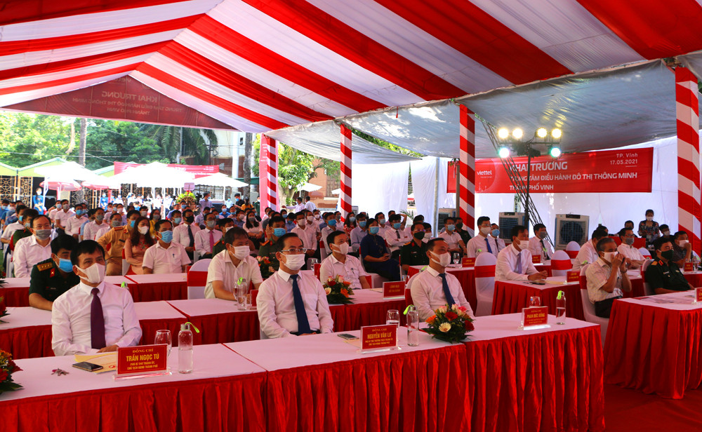 Các đại biểu đại diện các ban, sở ngành, Tập đoàn Viettel và lãnh đạo TP Vinh dự lễ khai trương Trung tâm điều hành đô thị thông minh TP Vinh. Ảnh: Nguyễn Hải