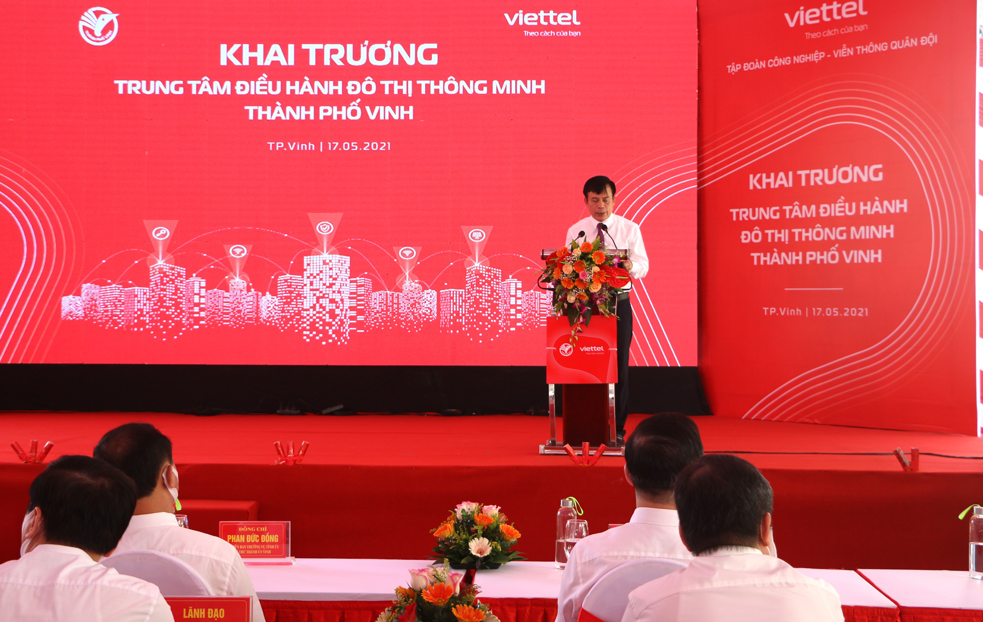 Đồng chí Trần Ngọc Tú- Chủ tịch UBND thành phố Vinh phát biểu điểm lại quá trình xây dựng Đề án đô thị thông minh. Ảnh: Nguyễn Hải