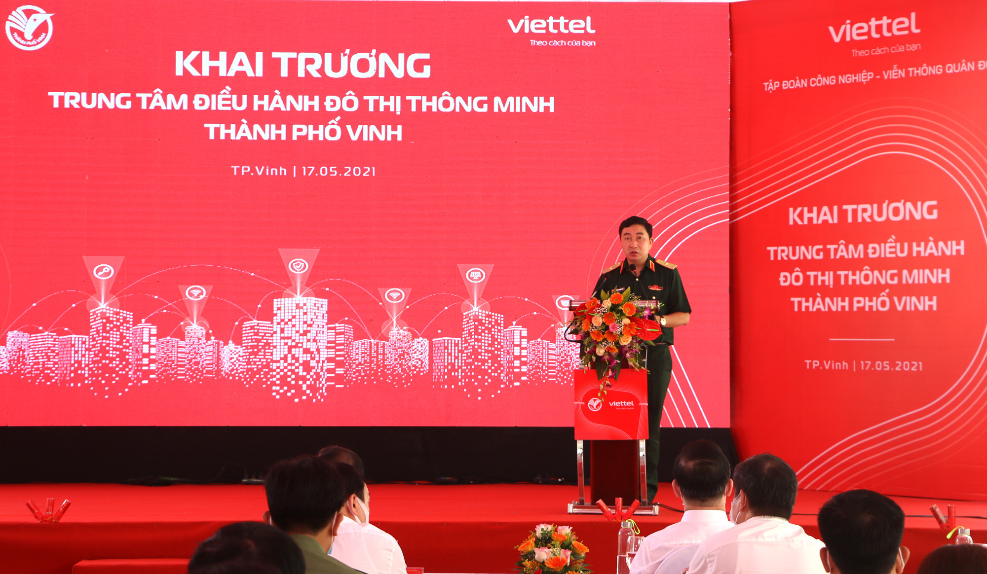 Thiếu tướng Nguyễn Thanh Nam- Phó Tổng giám đốc Tập đoàn Viettel phát biểu, giới thiệu các phân hệ, lộ trình thực hiện và cam kết hỗ trợ đồng hành với tỉnh và thành phố triển khai dự án. Ảnh: Nguyễn Hải