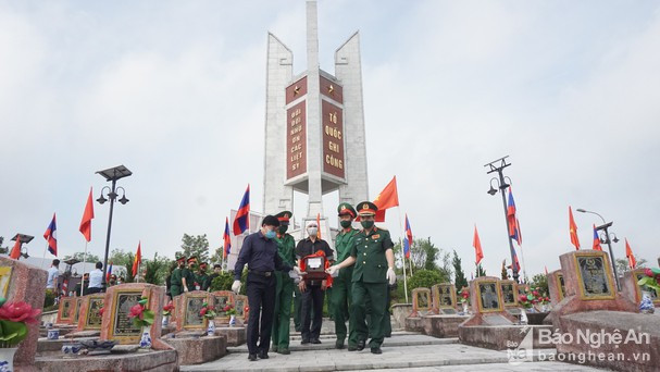 Sáng 7/5, tại Nghĩa trang Liệt sĩ huyện Nghi Lộc diễn ra lễ an táng 95 hài cốt liệt sỹ quân tình nguyện và chuyên gia Việt Nam hy sinh tại Lào. Những hài cốt này được cất bốc trong mùa khô 2020-2021 ở 3 tỉnh Xiêng Khoảng, Viêng Chăn và Xây Xổm Bun. Ảnh: Tiến Hùng