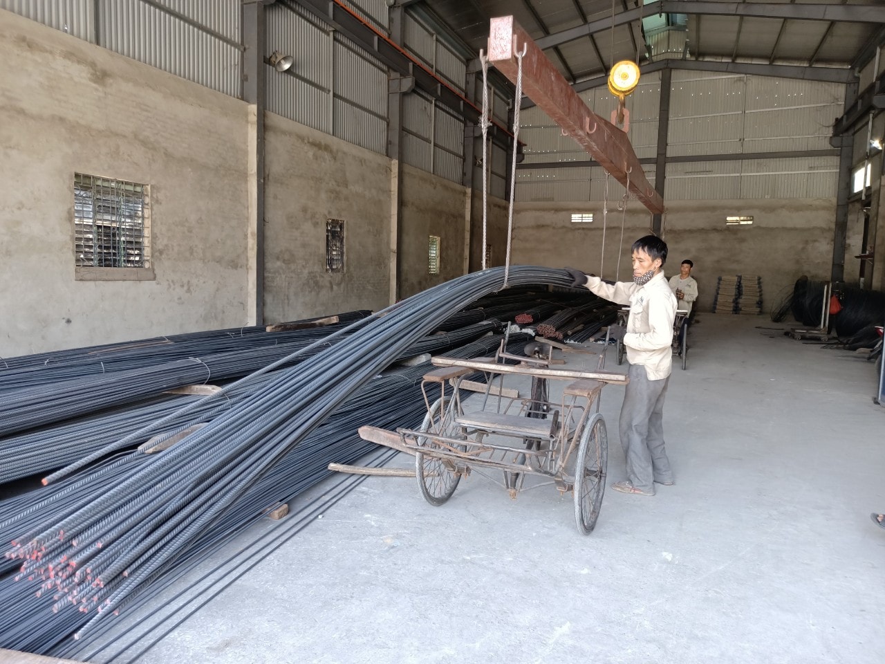 Theo báo giá của các nhà phân phối, tính từ tháng 12/2020 đến tháng 5/2021 mỗi cây thép phi 10 tăng lên hơn 40.000 đồng. Ảnh: Tiến Đông