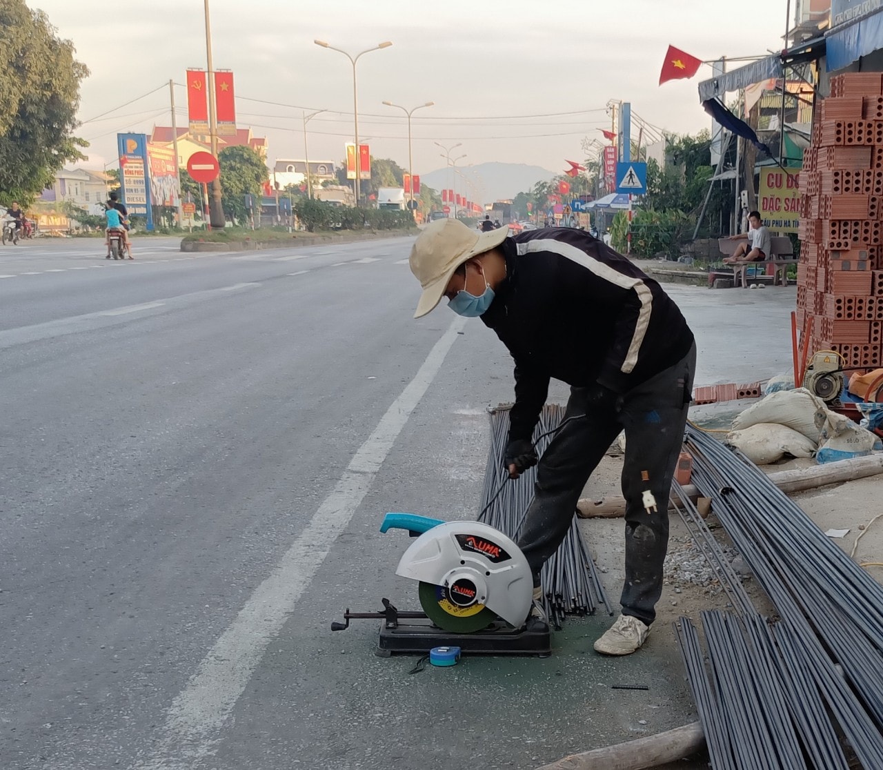 Việc giá thép tăng phi mã như hiện nay sẽ khiến cho mỗi gia đình khi xây dựng nhà cửa, chi phí sẽ bị đội lên hàng trăm triệu đồng. Ảnh: Tiến Đông