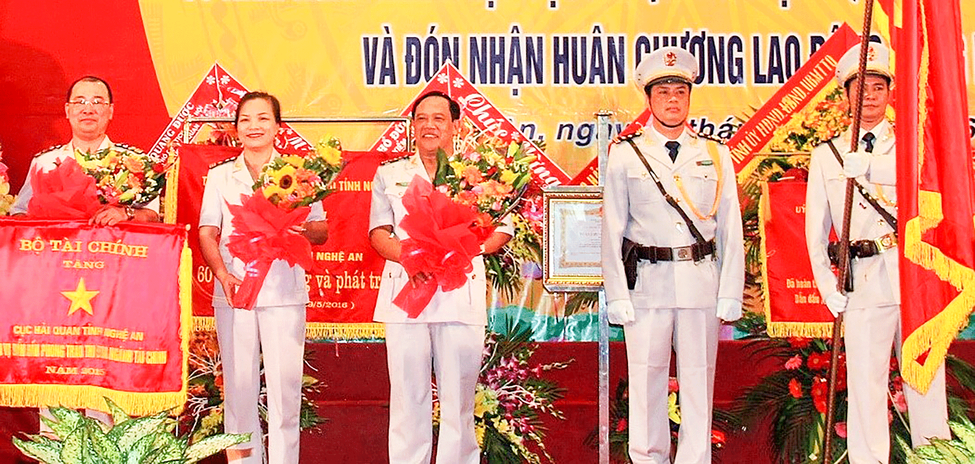 Cục Hải quan tỉnh Nghệ An đón nhận Huân chương Lao động. Ảnh: Hoàng Vĩnh