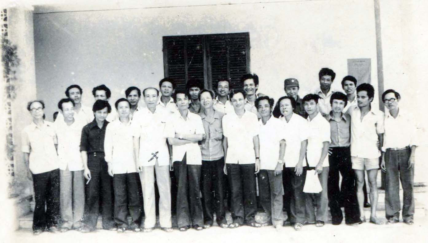 Ông Nguyễn Hữu Thuông (hàng đầu, ngoài cùng bên trái) cùng các đồng nghiệp làm công tác văn hóa. Ảnh tư liệu