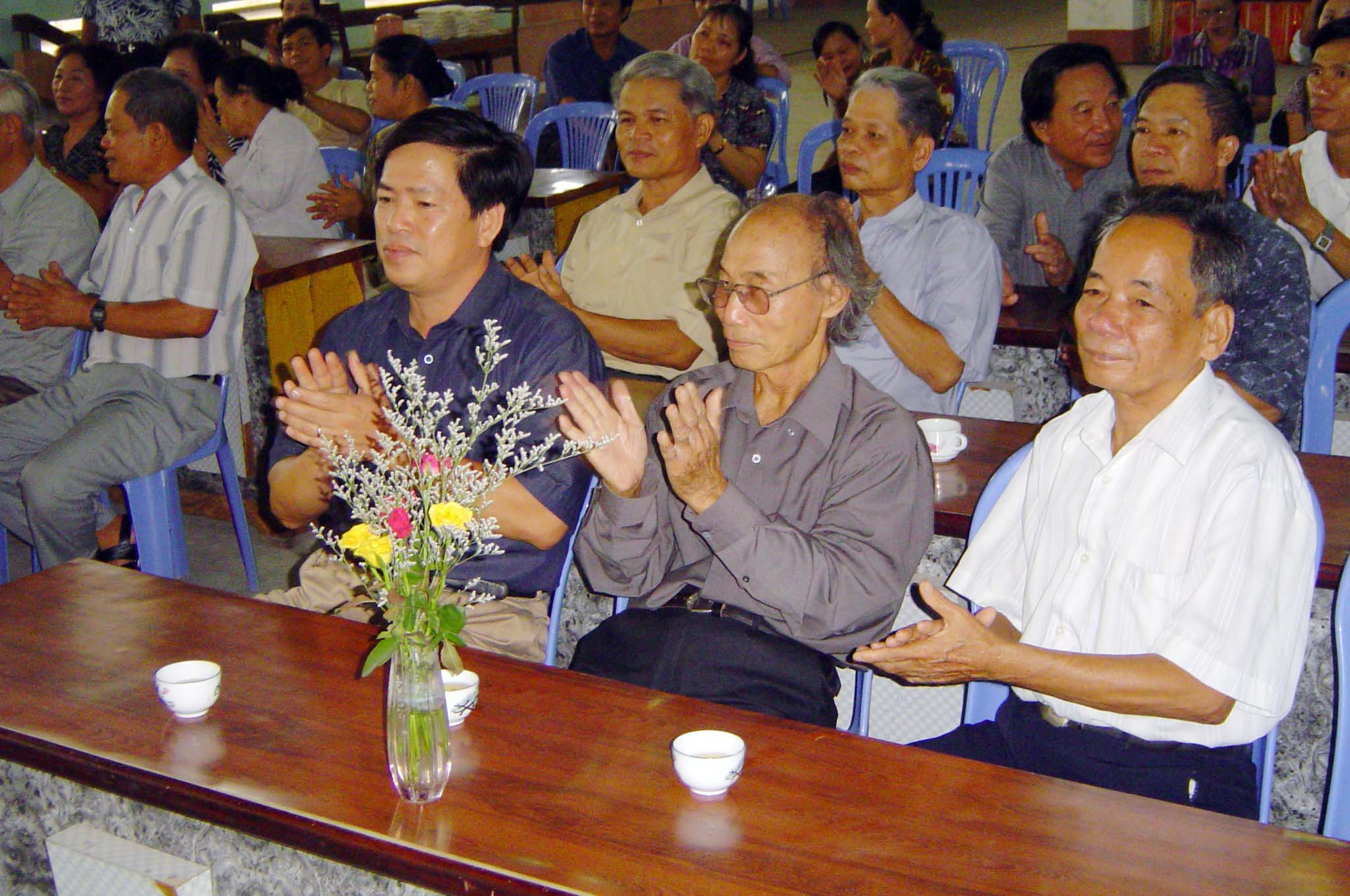 Khi đã nghỉ hưu, ông Nguyễn Hữu Thuông vẫn thường xuyên tham dự Liên hoan Tiếng hát Làng Sen. Ảnh: Hoài Sơn