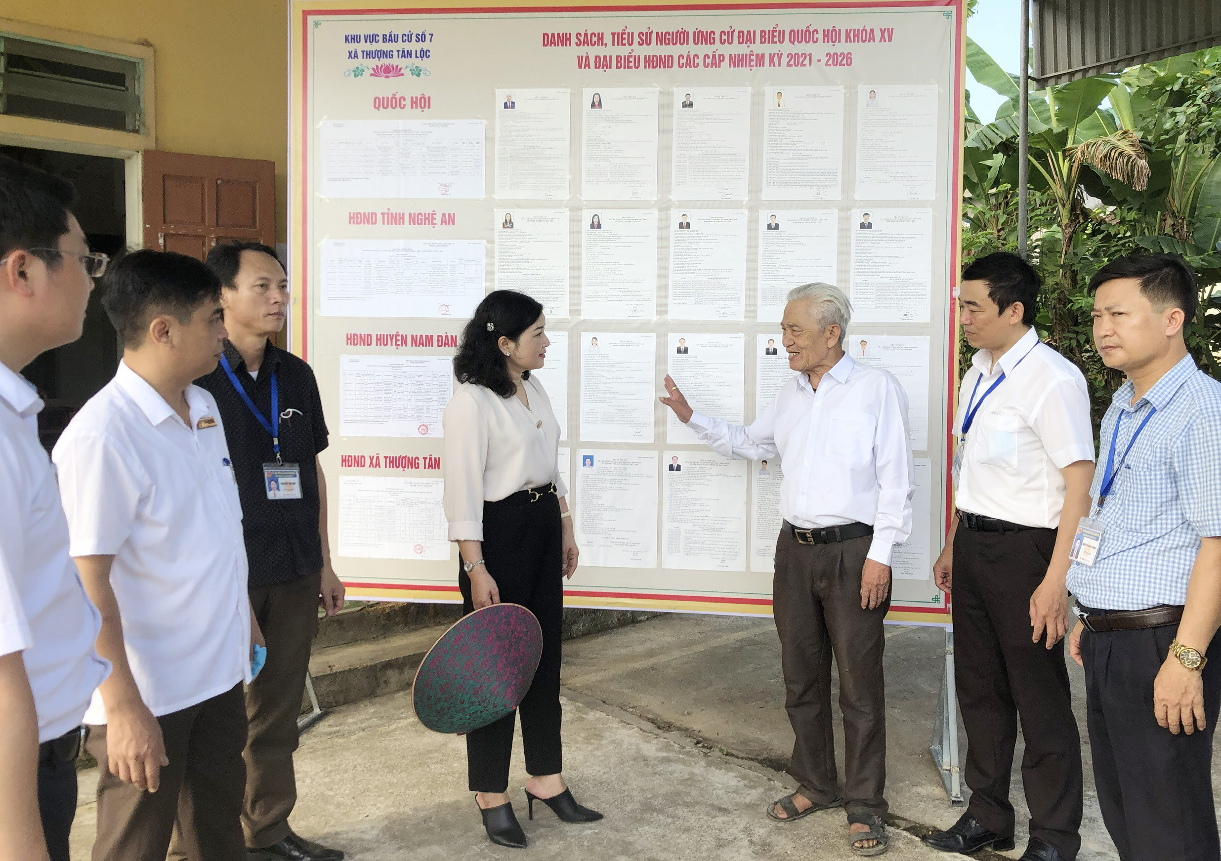 Huyện Nam Đàn xây dựng phòng cách làm viêc sát việc, sát cơ sở, gần dân, hiểu dân và vì dân. Ảnh: Mai Hoa