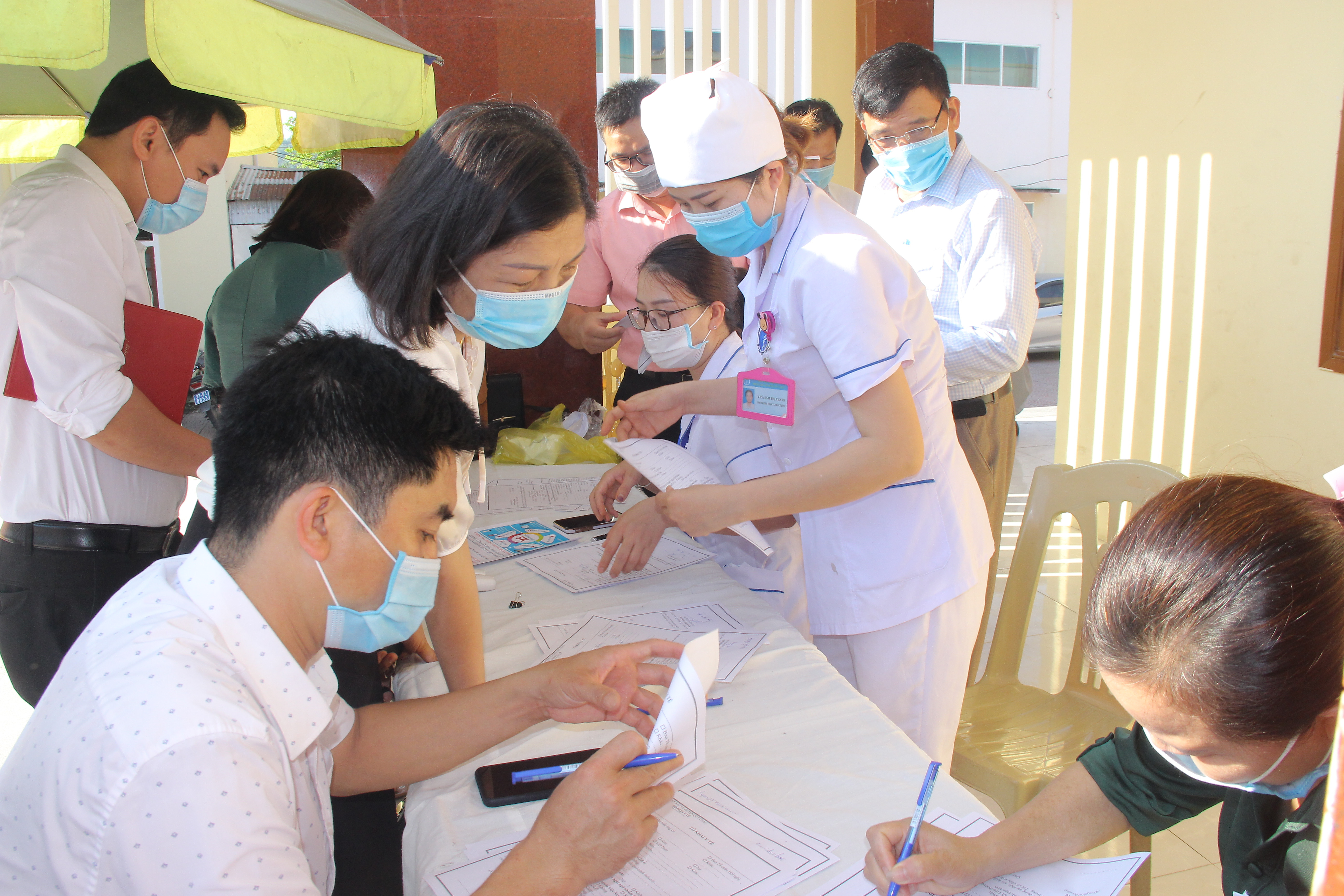 Người dân huyện Quỳ Châu thực hiện khai báo y tế tại hội nghị tiếp xúc cử tri, vận động bầu cử của người ứng cử. Ảnh: Mai Hoa