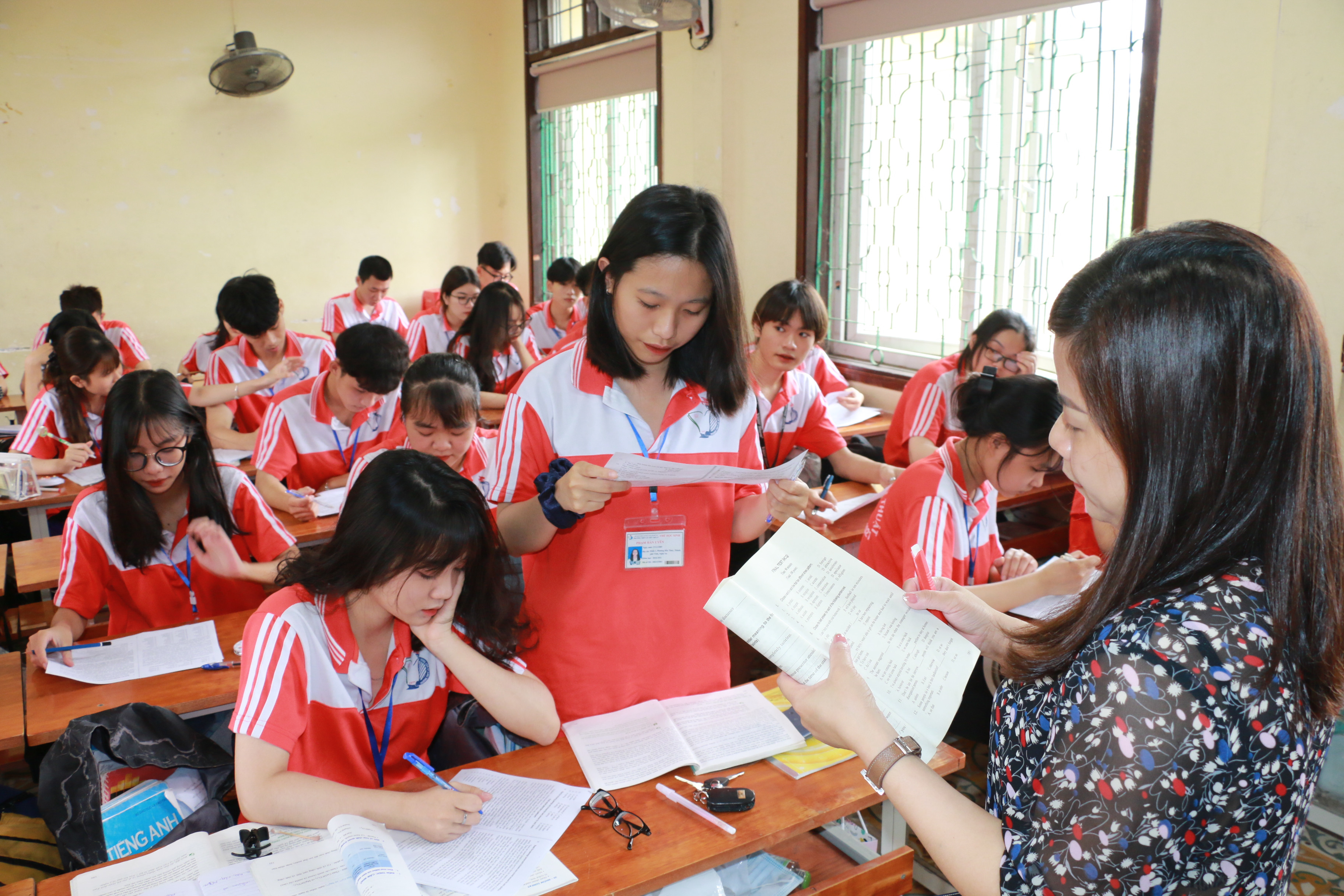 Giờ ôn tập của học sinh lớp 12 Trường THPT Lê Viết Thuận. Ảnh: MH