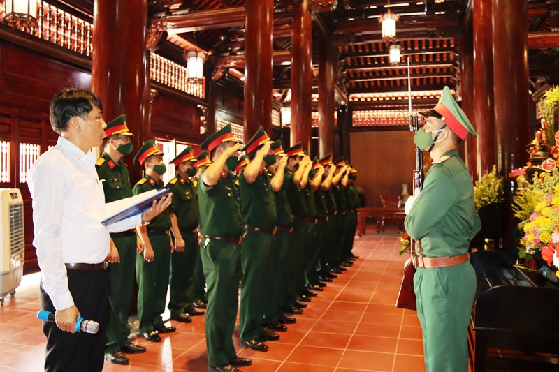 Cán bộ, chiến sỹ Bộ CHQS tỉnh thành kính tưởng nhớ công lao Chủ tịch Hồ Chí Minh.