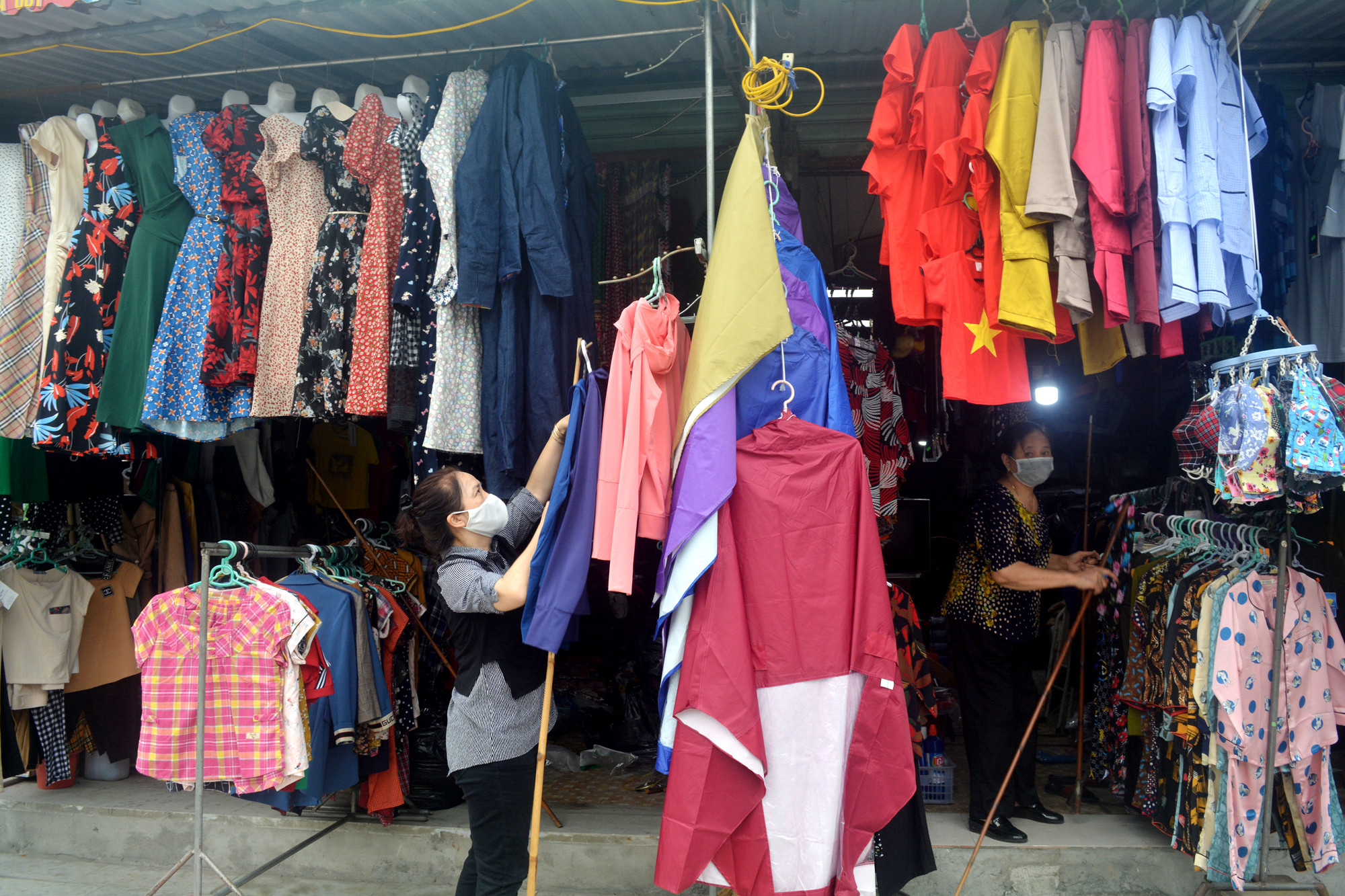 Ở các chợ dân sinh, áo chống nắng có giá từ 120.000 đồng - 
