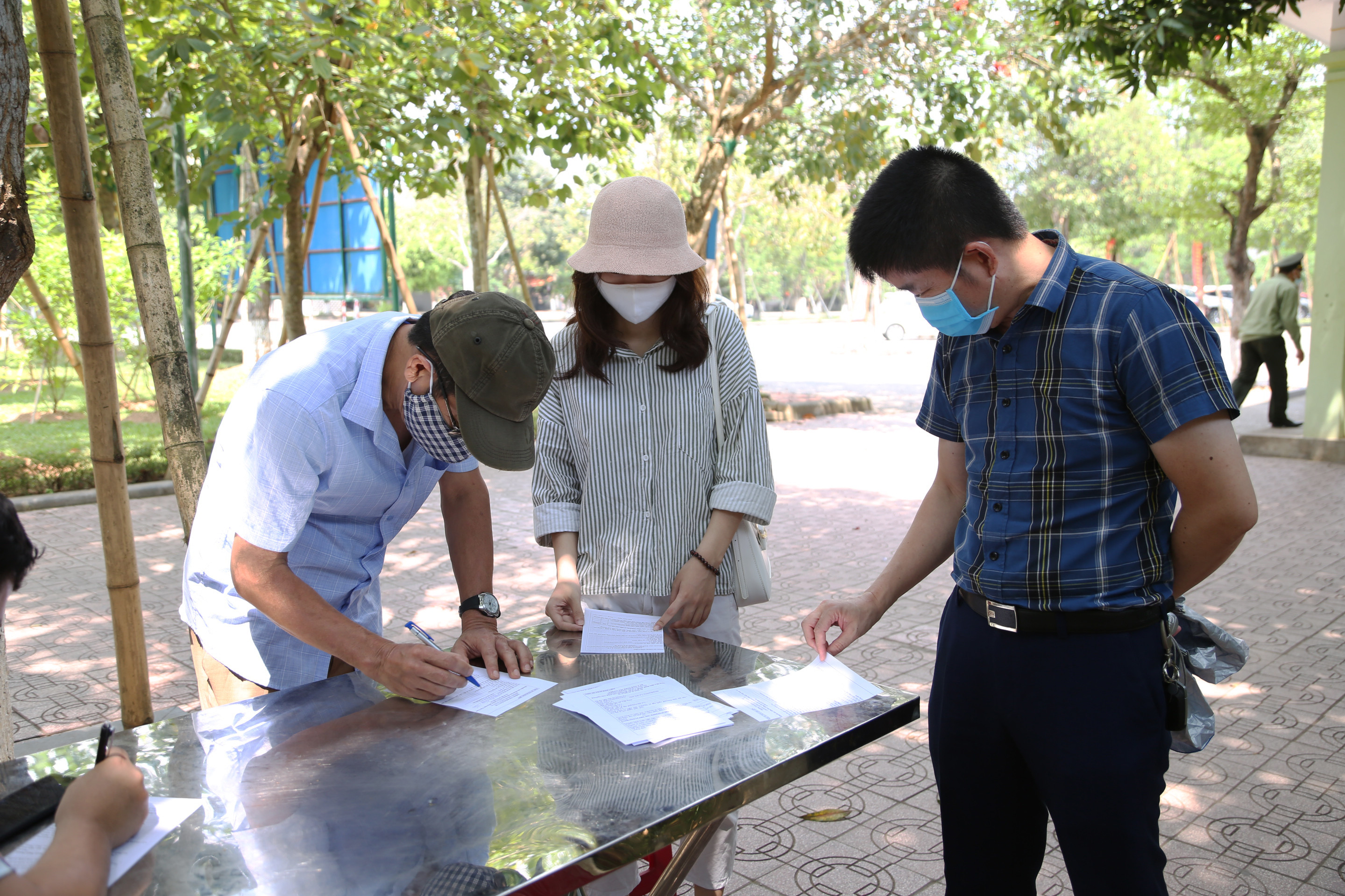 Trước khi vào tưởng niệm Bác Hồ tại Khu Di tích Quốc gia đặc biệt Kim Liên, tất cả người dân đều được hướng dẫn khai báo y tế. Ảnh: Quốc Sơn