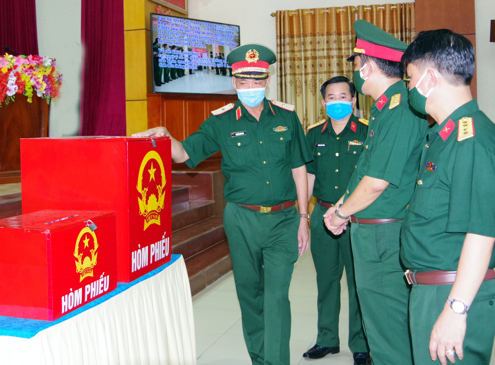 Đồng chí Phó Chính ủy Quân khu kiểm tra hòm phiếu tại điểm bầu cử khối cơ quan Sư đoàn