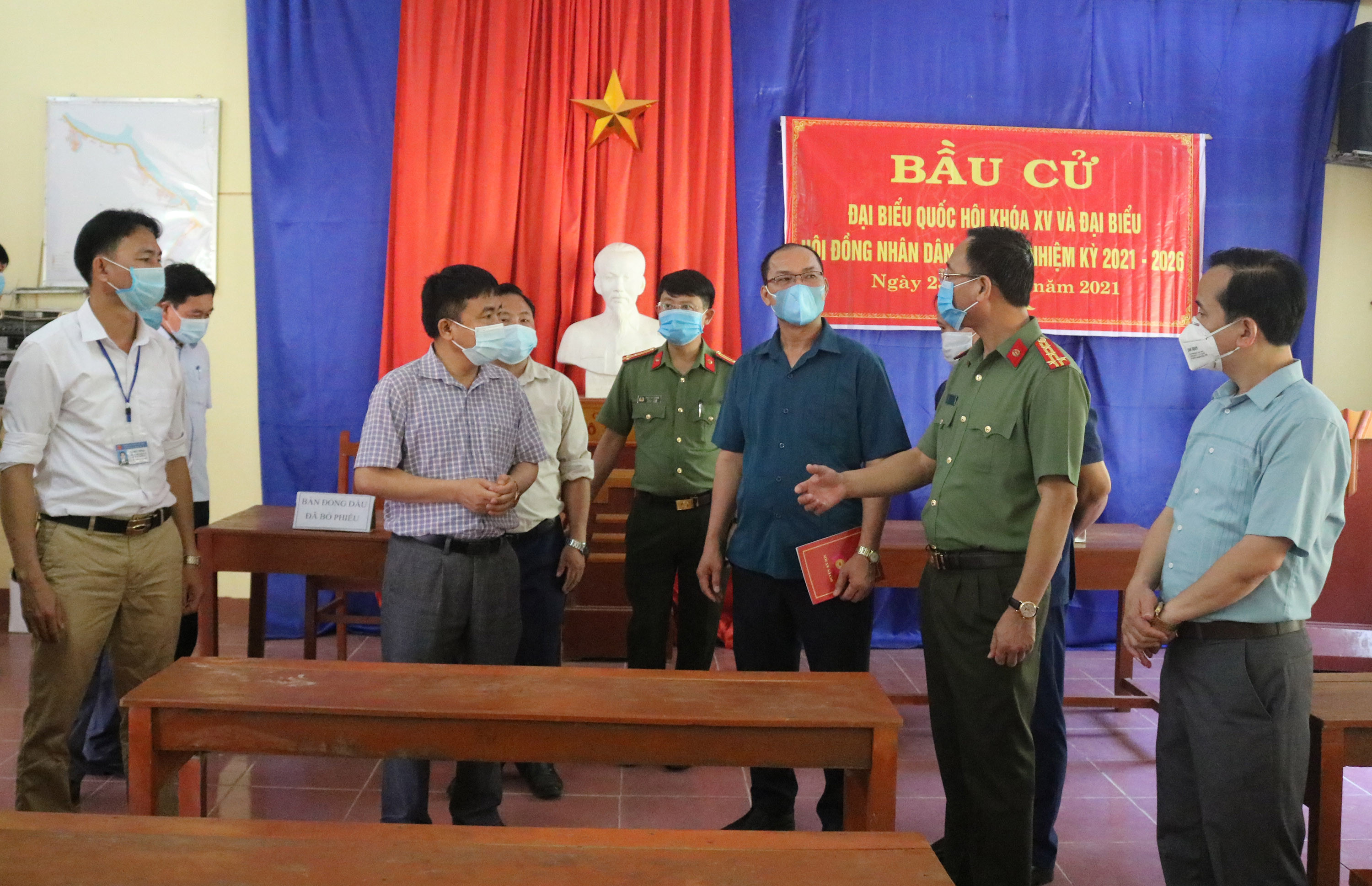 Đoàn công tác kiểm tra cơ sở vật chất, hòm phiếu, công tác phòng chống dịch tại điểm bầu cử số 7 thuộc bản Hồng Tiến và bản Cù xã Chiêu Lưu, Kỳ Sơn.