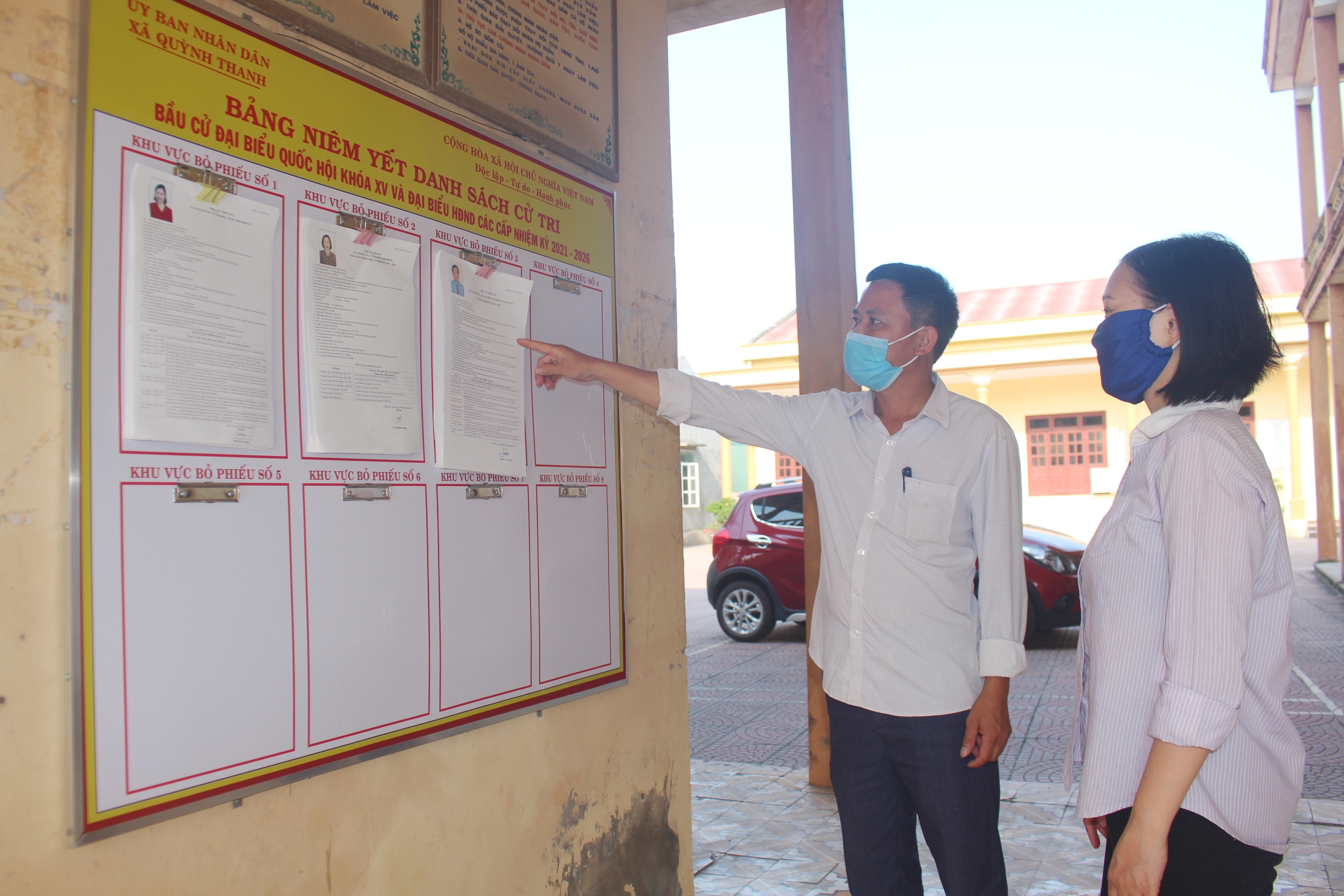 Cử tri xã Quỳnh Thanh xem danh sách đại biểu ứng cử và danh sách cử tri tại nhà văn hóa thôn. Ảnh