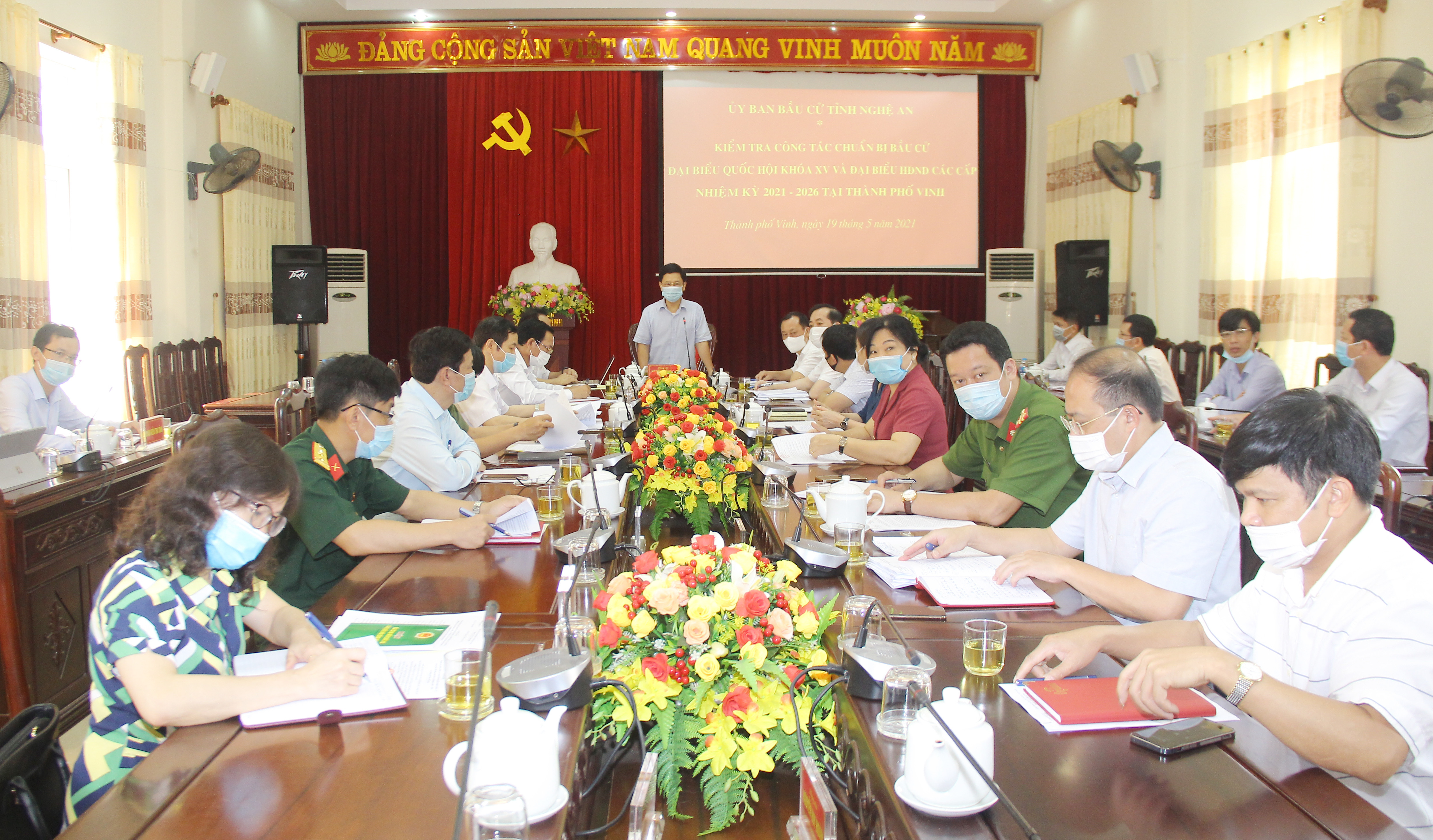 Đồng chí Nguyễn Xuân Sơn chủ trì cuộc làm việc với Ban chỉ đạo và Ủy ban bầu cử thành phố Vinh. Ảnh: Mai Hoa