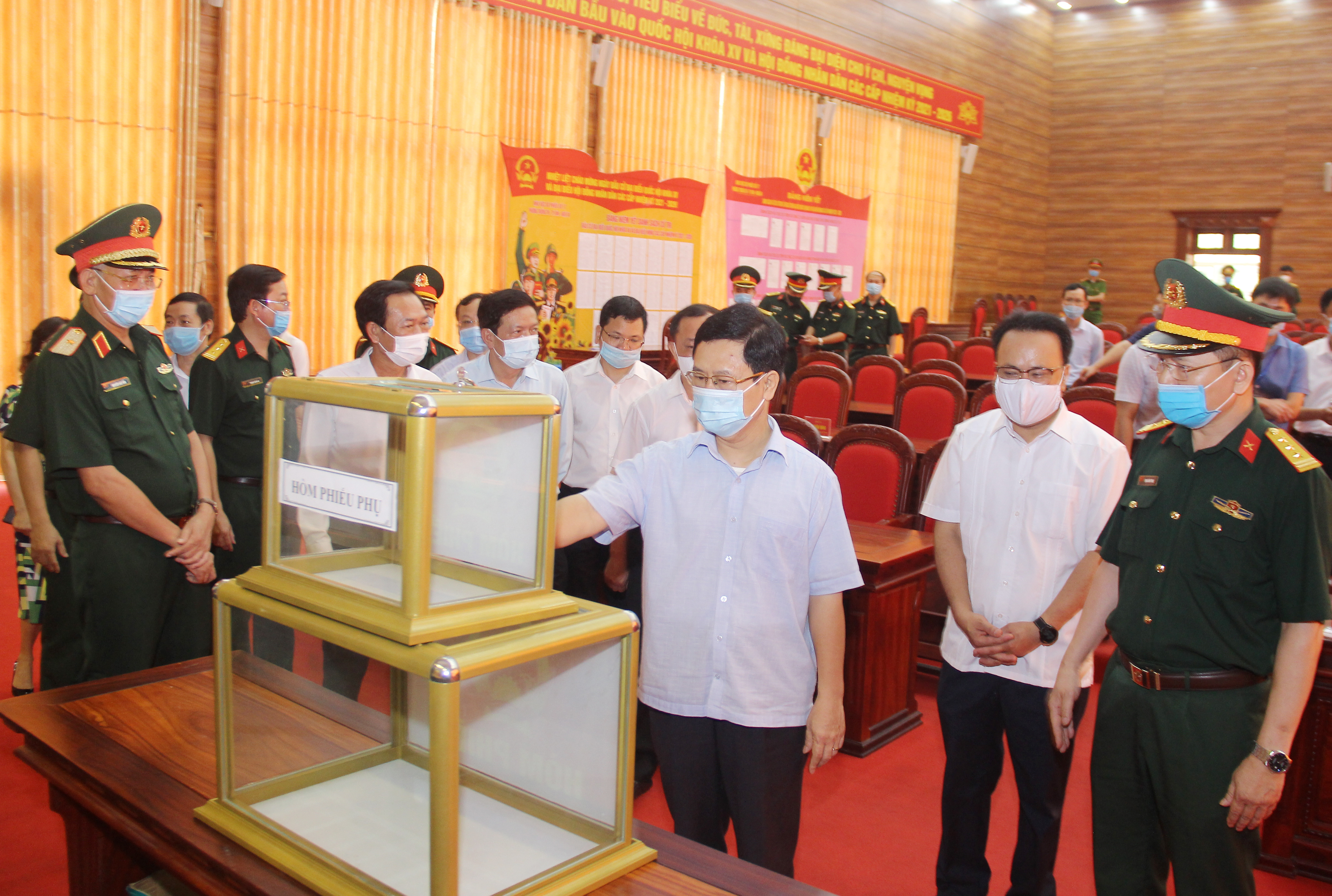 Đồng chí Nguyễn Xuân Sơn và đoàn công tác kiểm tra tại khu vực bỏ phiếu số 17, thuộc cơ quan Bộ tư lệnh Quân khu IV. Ảnh: Mai Hoa