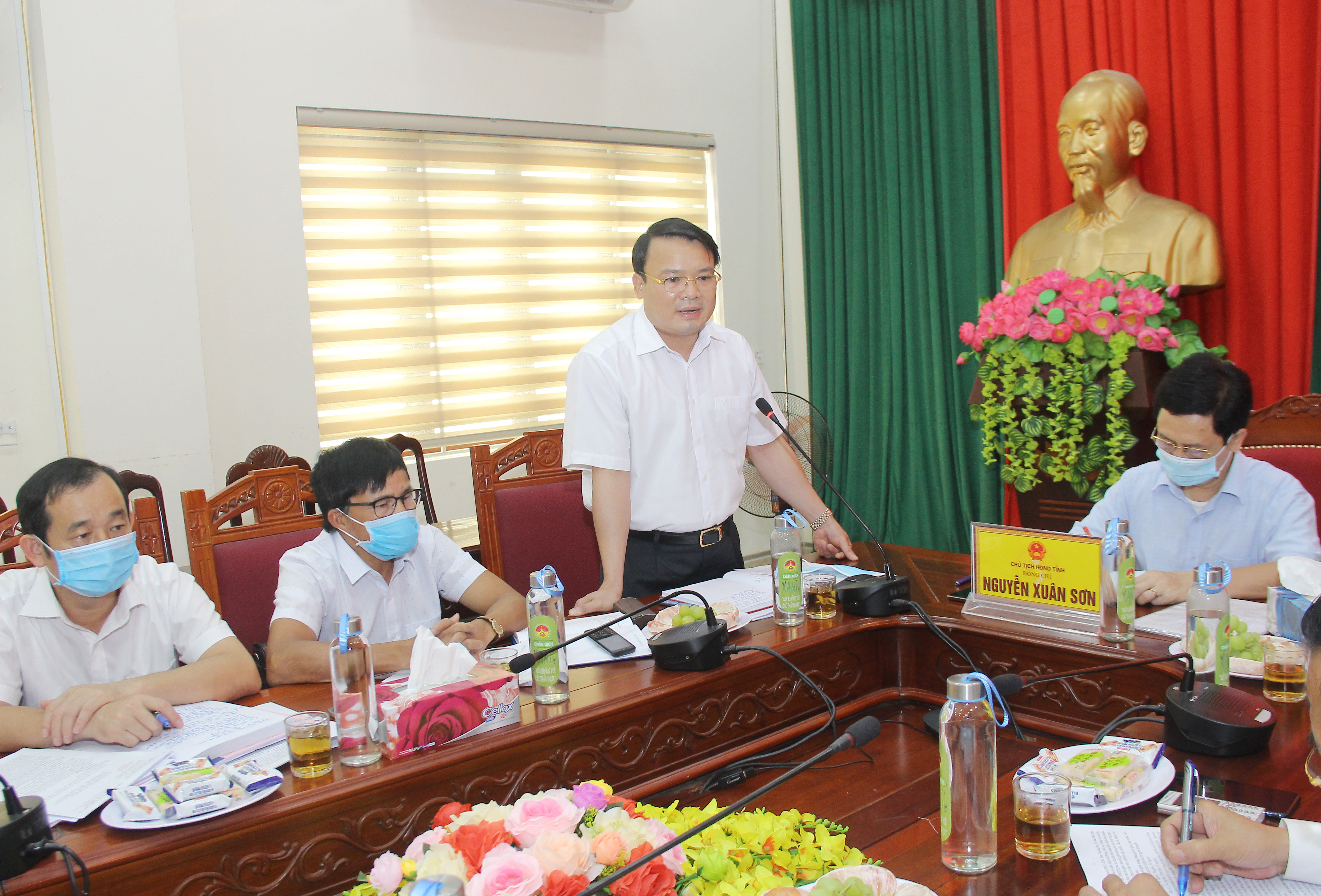 Bí thư Huyện ủy Đô Lương, Phùng Thành Vinh báo cáo với đoàn công tác của tỉnh về tiến độ chuẩn bị bầu cử trên địa bàn huyện. Ảnh: Mai Hoa