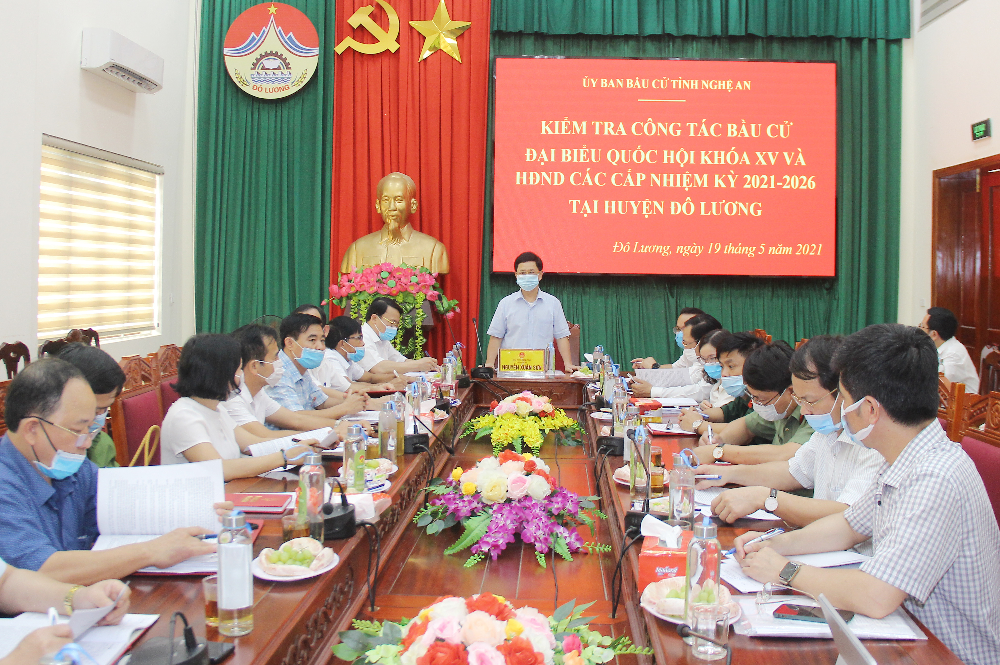 Đồng chí Nguyễn Xuân Sơn và đoàn công tác của tỉnh, huyện Nam Đàn