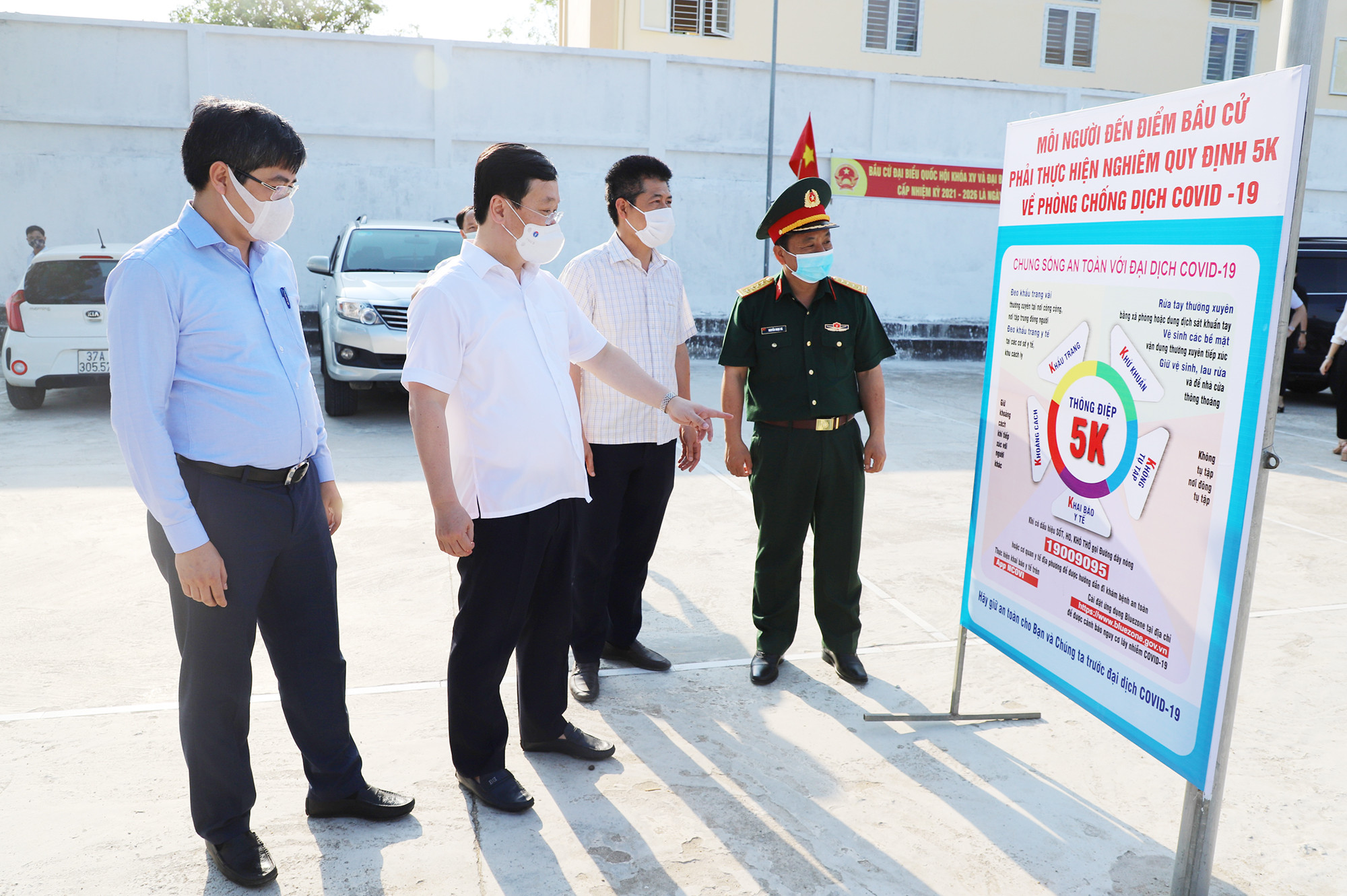 Chủ tịch UBND tỉnh Nguyễn Đức Trung kiểm tra công tác phòng, chống dịch tại điểm bỏ phiếu ở phường Quỳnh Xuân. Ảnh: Phạm Bằng