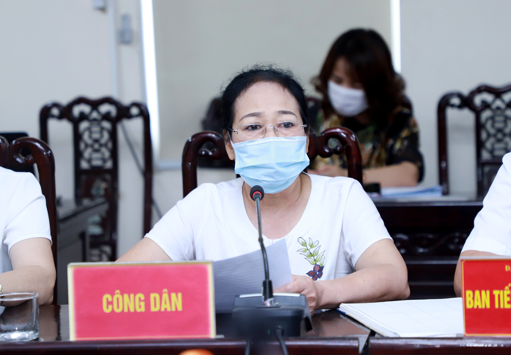 Công dân Nguyễn Thúy Hà (chung cư D2, phường Quang Trung, TP. Vinh) trình bày nội dung kiến nghị. Ảnh: Phạm Bằng