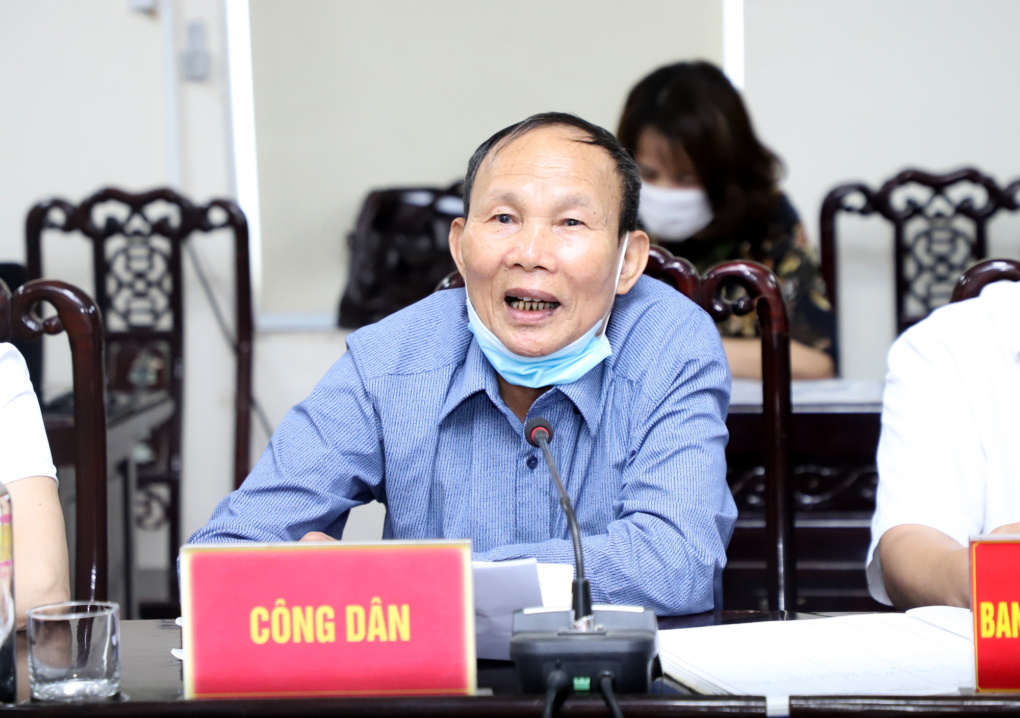 Công dân Nguyễn Văn Khánh (trú xóm 22, xã Nghi Phú, TP Vinh) trình bày nội dung kiến nghị. Ảnh: Phạm Bằng