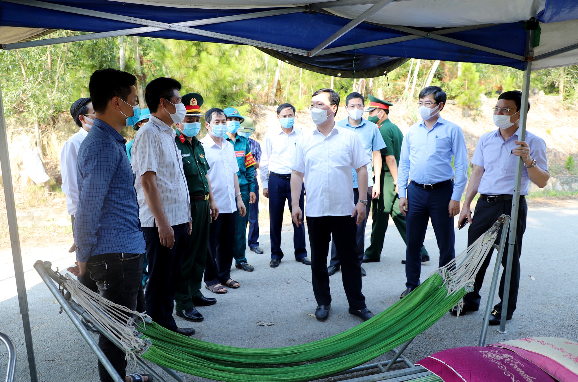 Chủ tịch UBND tỉnh thăm hỏi, động viên lực lượng tại tổ chốt phòng, chống dịch tại xã Quỳnh Lập. Ảnh: Phạm Bằng