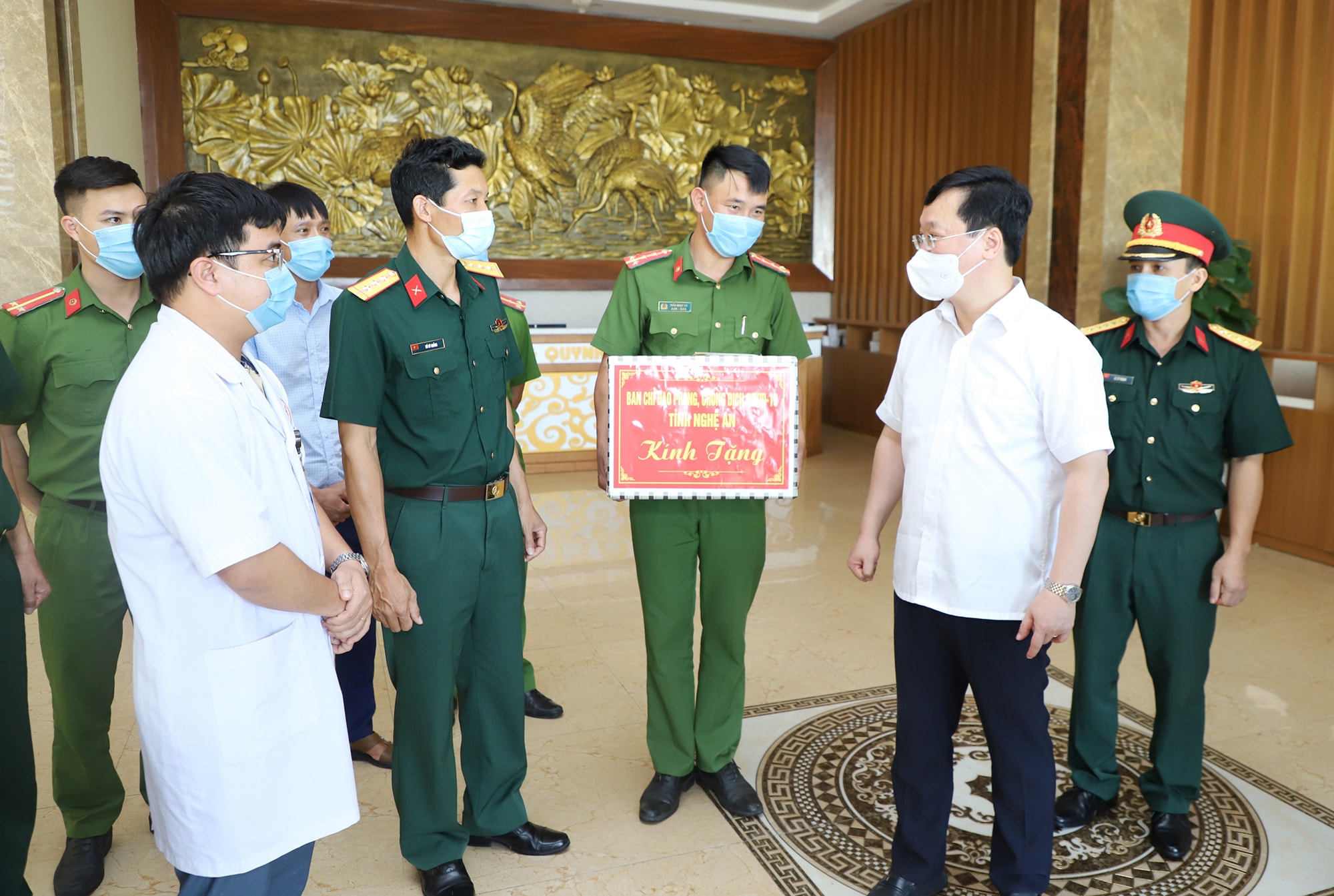 Chủ tịch UBND tỉnh Nguyễn Đức Trung thăm hỏi, động viên, tặng quà cho lực lượng làm nhiệm vụ tại khu vực cách ly tập trung ở khách sạn Sông Quỳnh. Ảnh: Phạm Bằng