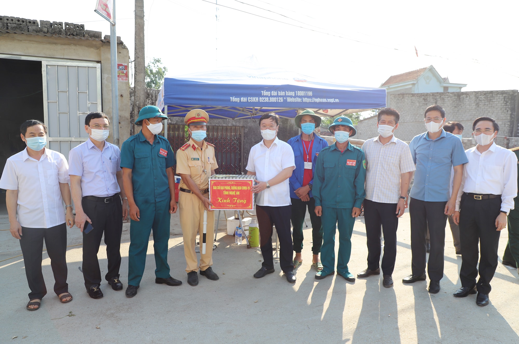 Chủ tịch UBND tỉnh Nguyễn Đức Trung thăm hỏi, động viên, tặng quà cho một tổ chốt khác tại xã Quỳnh Lập. Ảnh: Phạm Bằng