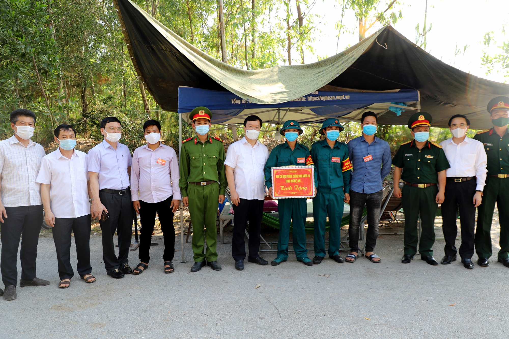 Chủ tịch UBND tỉnh Nguyễn Đức Trung tặng quà cho tổ chốt phòng, chống dịch tại xã Quỳnh Lập. Ảnh: Phạm Bằng