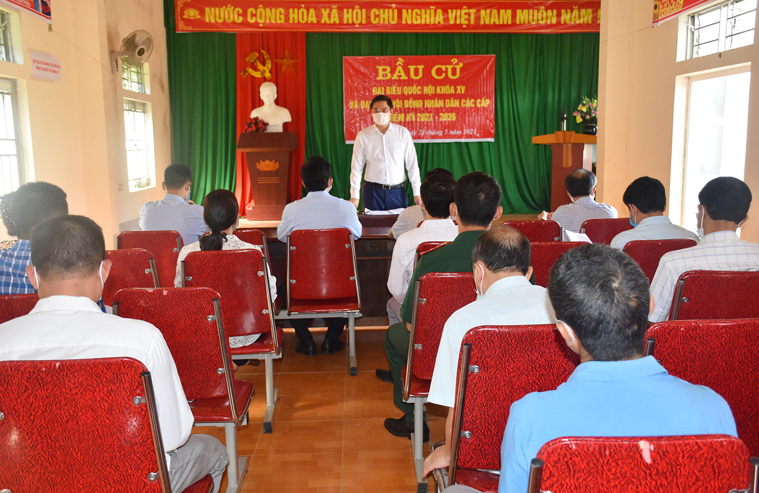 Đoàn làm việc với lãnh đạo huyện Quế Phong và xã Mường Nọc. Ảnh: Thanh Lê