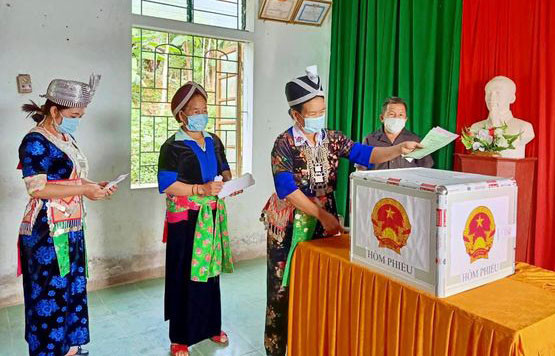 Bầu cử sớm tại tổ bầu cử số 1, bản Nậm Càn, xã Nậm Càn, huyện Kỳ Sơn. Ảnh: Lê Thạch