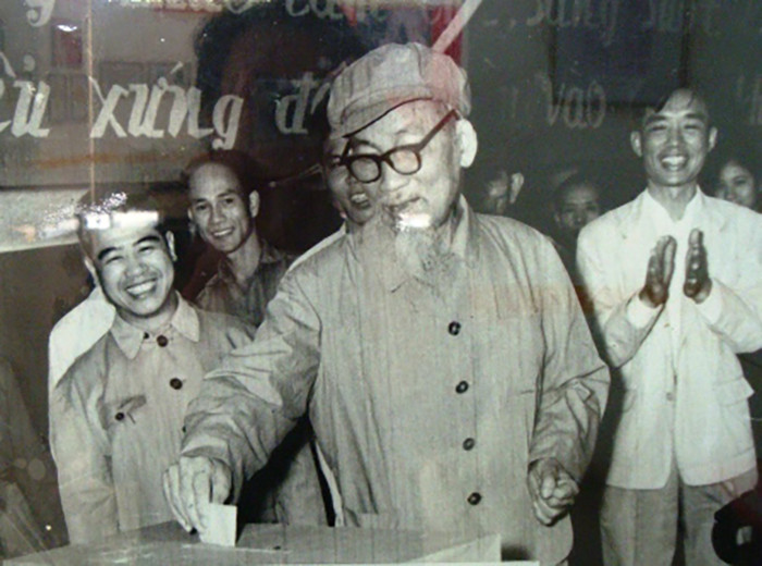 Bác Hồ tham gia bầu cử Hội đồng nhân dân thành phố Hà Nội ngày 27/4/1969 - năm cuối cùng Bác bầu cử trước khi qua đời.
