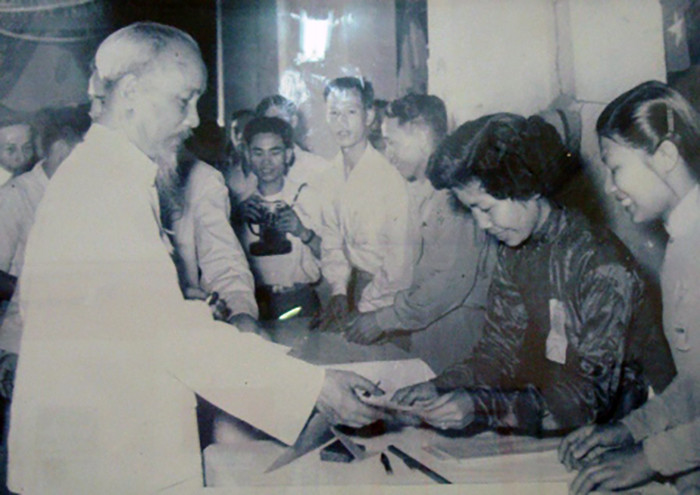 Chủ tịch Hồ Chí Minh nhận lá phiếu bầu cử Quốc hội và Hội đồng nhân dân khóa II ngày 8/5/1960. Ảnh tư liệu: TTXVN
