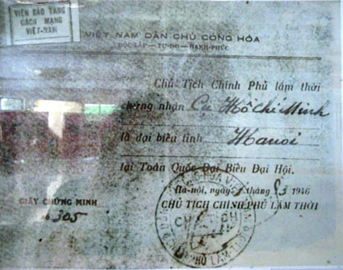Giấy chứng minh Chủ tịch Chính phủ lâm thời nước Việt Nam Dân chủ Cộng hòa chứng nhận cụ Hồ Chí Minh là đại biểu tỉnh Hà Nội tại Đại hội đại biểu toàn quốc năm 1946. Ảnh tư liệu: TTXVN