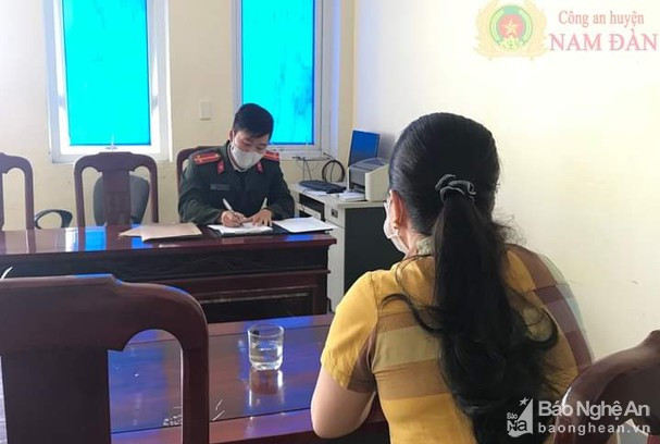 Công an huyện Nam Đàn xử phạt người phụ nữ trở về từ Hải Dương nhưng không khai báo y tế. Ảnh tư liệu CTV