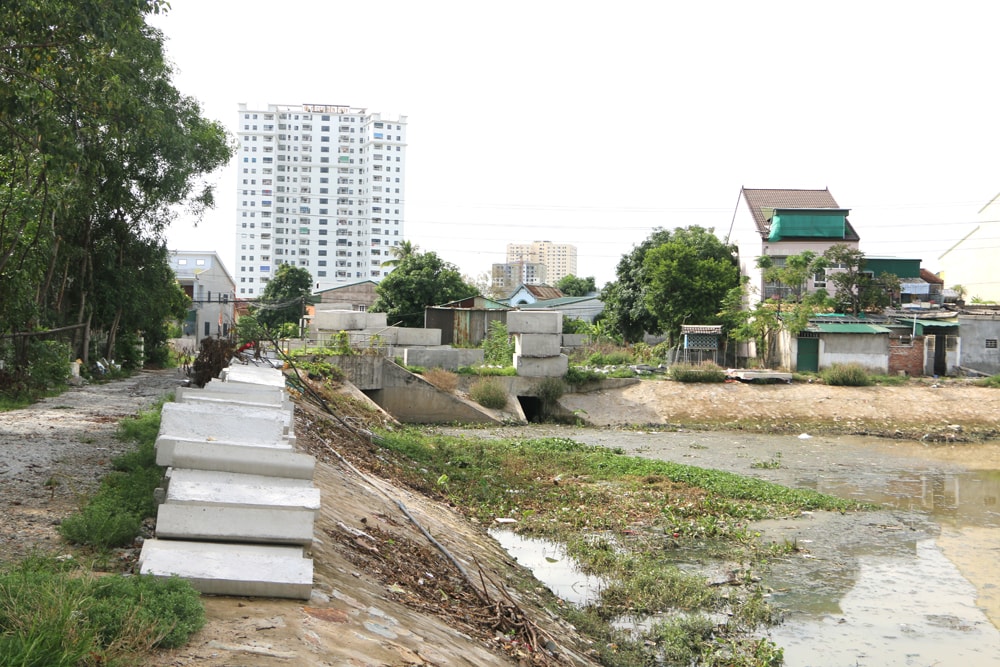 Chuẩn bị vật tư để nạo vét và nâng cấp hồ điều hòa để Trạm bơm Bến Thủy phát huy hiệu quả tiêu thoát nước khi có mưa lớn. Ảnh: Nguyễn Hải