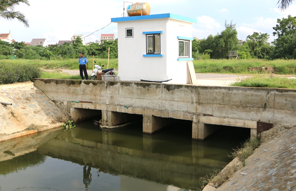 Miệng cống thoát tại Khu đô thị mới Vinh Tân có khẩu độ quá nhỏ nên khi có mưa lớn nước thoát ra Trạm bơm tiêu úng Vinh Tân không kịp, gây ách tắc dòng và ngập lụt cho khu vực phía Bắc Cầu Nại vẫn chưa được xử lý. Ảnh: Nguyễn Hải
