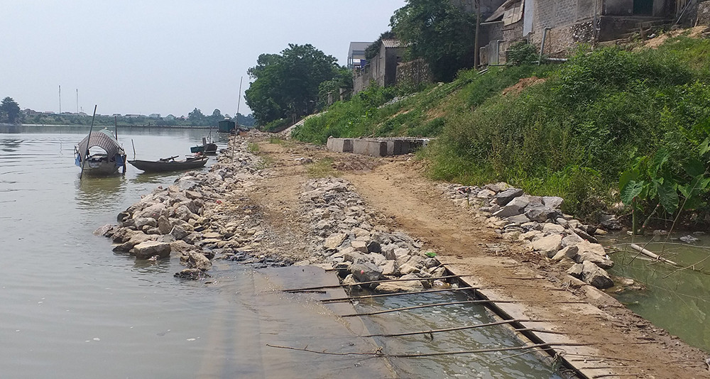 Dọc bờ sông Giăng, nhiều điểm có nguy cơ sạt lở nhất là vào mùa mưa bão. Ảnh: Phú Hương