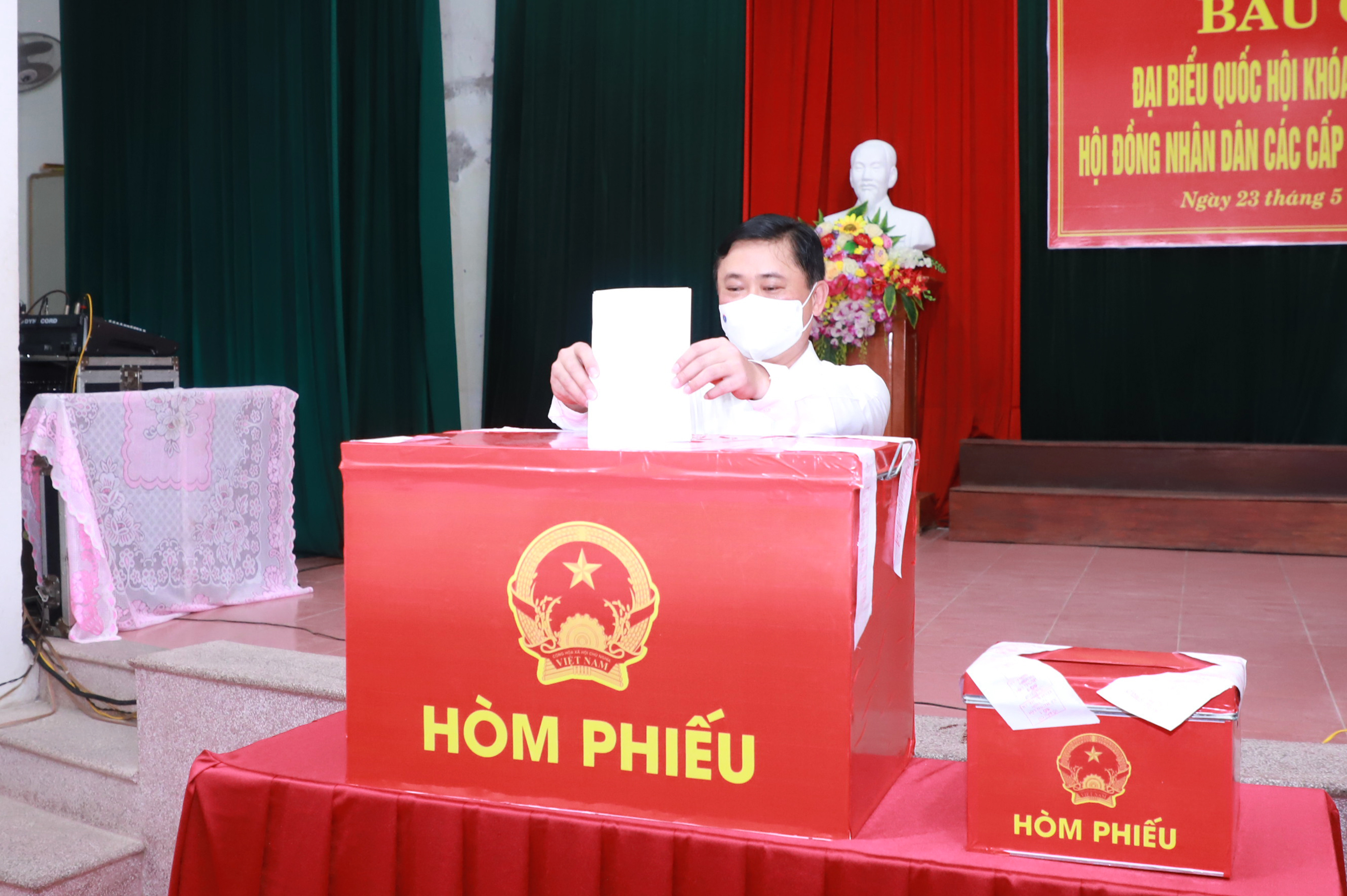 Cử tri Thái Thanh Quý - Ủy viên Trung ương Đảng, Bí thư Tỉnh ủy Nghệ An bỏ phiếu bầu cử. Ảnh: Thành Duy