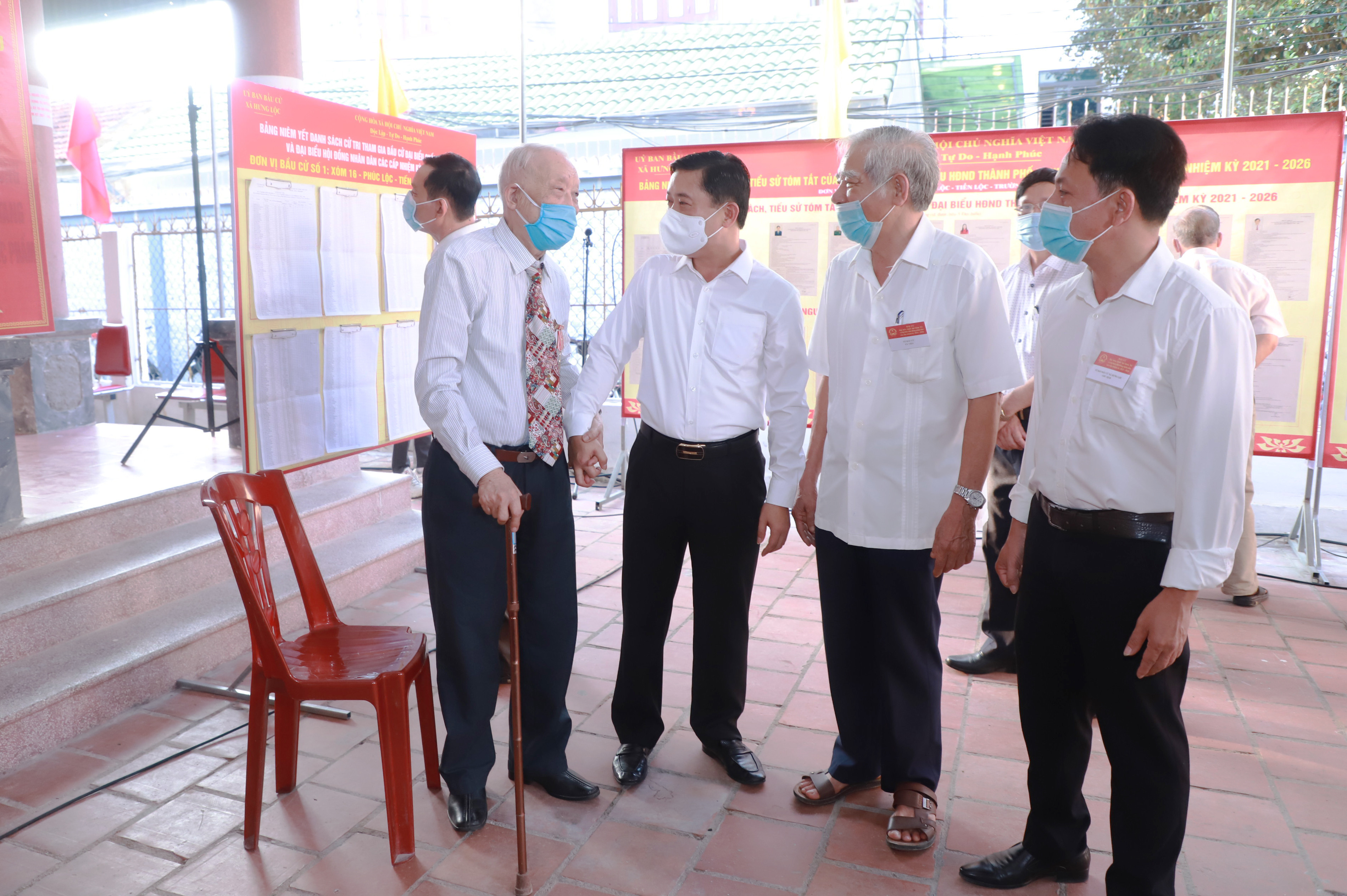 Bí thư Tỉnh ủy Thái Thanh Quý trò chuyện, thăm hỏi sức khỏe các cử tri cao niên tại khu vực bầu cử số 1. Ảnh: Thành Duy 