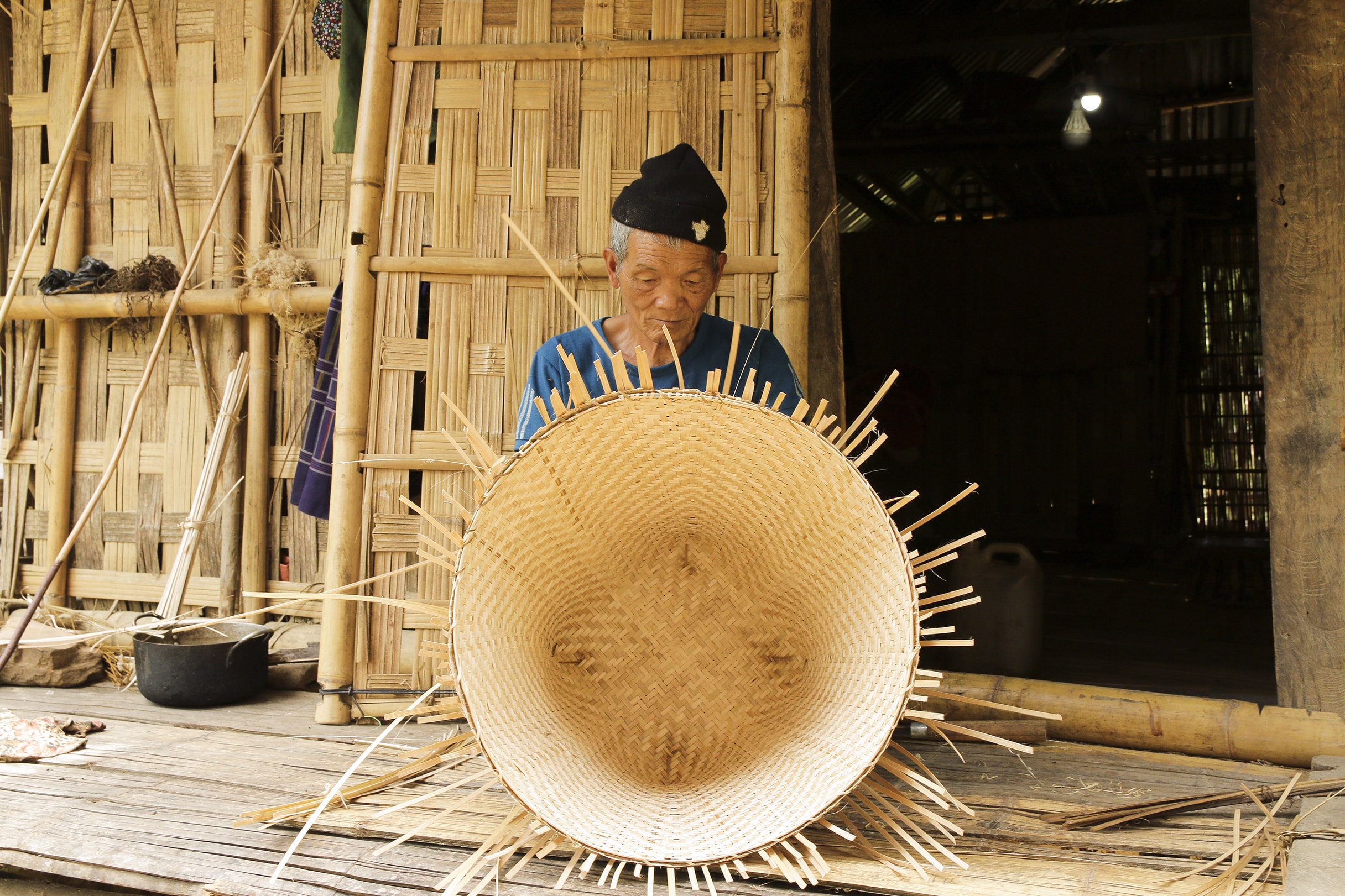 7.    Ông Vi Văn Ngọc (SN1953) cho biết “ Các đồng chí trong chi bộ, BQL bản làm việc rất trách nhiệm, nên nhận được sự đồng thuận cao của nhân dân trong bản. Hôm nay tôi tranh thủ đang cho xong cái bế, để ngày mai dành thời gian đi bầu cử đại biểu Quốc hội và đại biểu HĐND các cấp nhiệm kỳ 2021- 2026”. Qua tìm hiểu được biết không chỉ có bản Huồi Pủng mà các khu vực bầu cử trên địa bàn xã Hữu Khuông cũng đã sẵn sàng chào đón 1.483 cử tri ngày mai đến bầu cử. Ảnh: Đình Tuân 