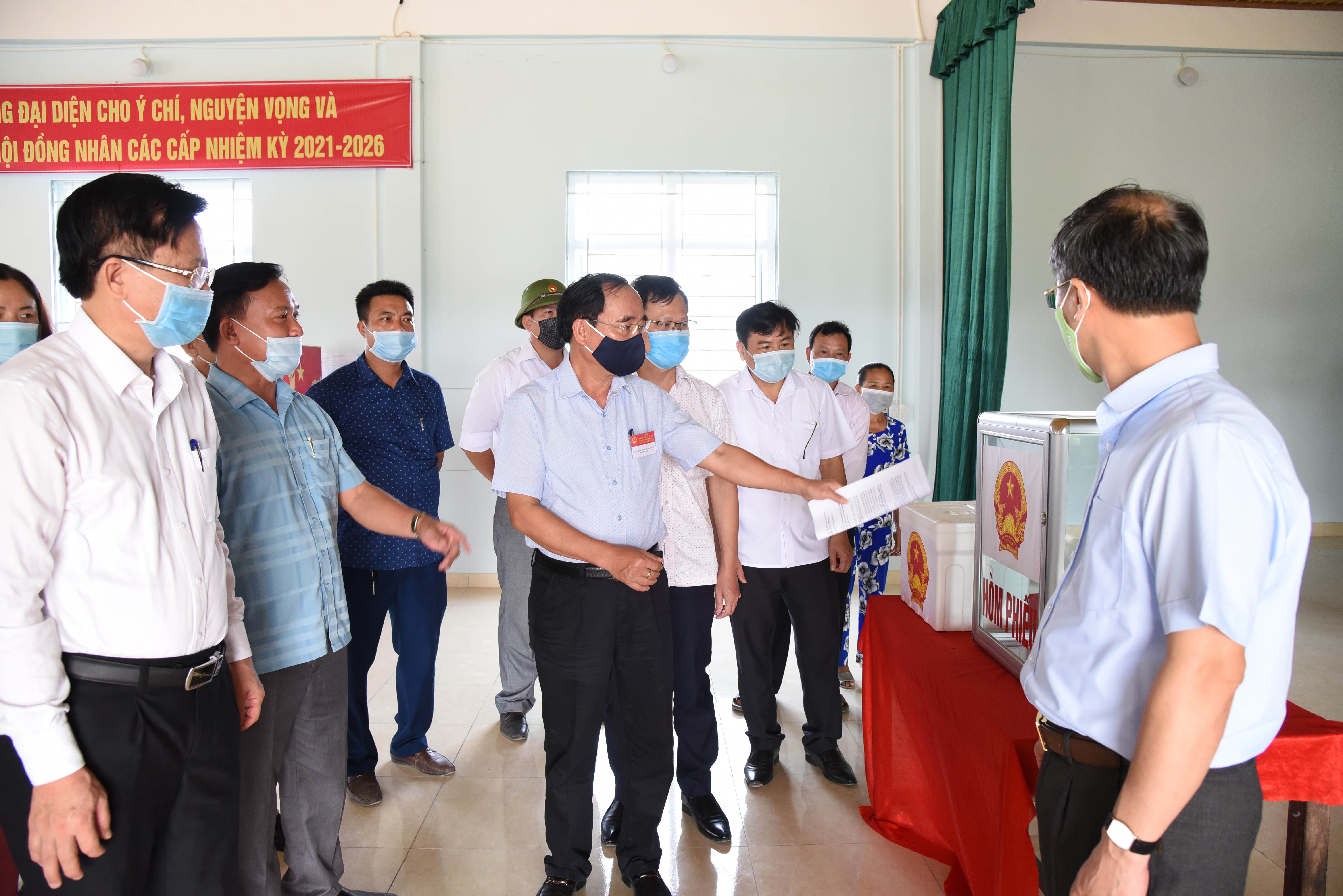 Đoàn công tác do Phó Chủ tịch HĐND tỉnh Hoàng Viết Đường làm trưởng đoàn kiểm tra tại khu vực bầu cử thuộc xóm 4, xã Tăng Thành, huyện Yên Thành. Ảnh: TG