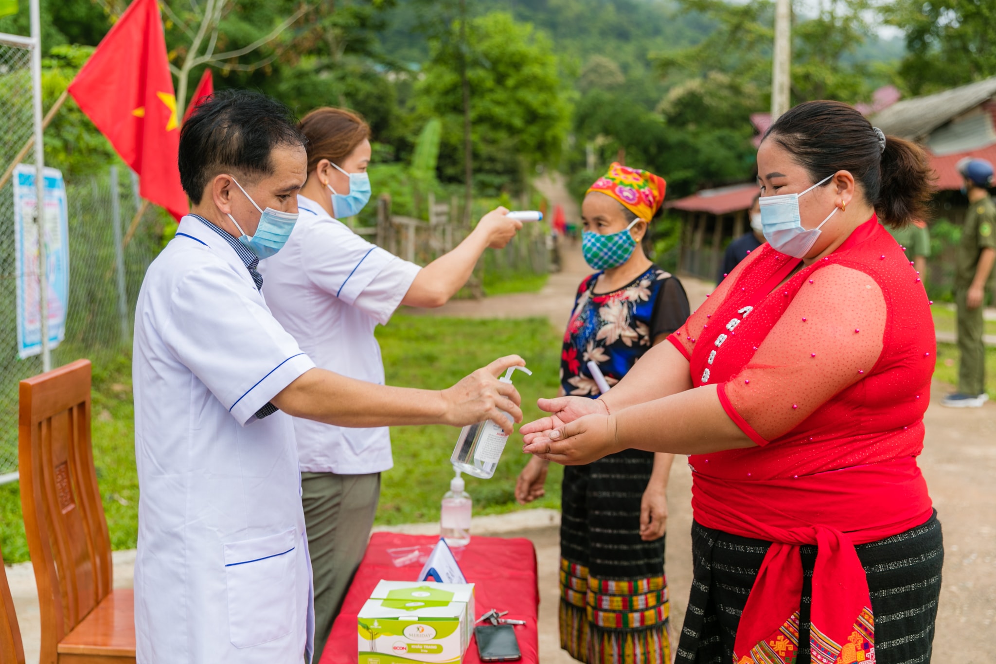 Để đảm bảo tốt công tác phòng chống dịch trước khi vào điểm bầu cử các cử tri đều phải thực hiện nghiêm khuyến cáo 5K. Ảnh: Đức Anh