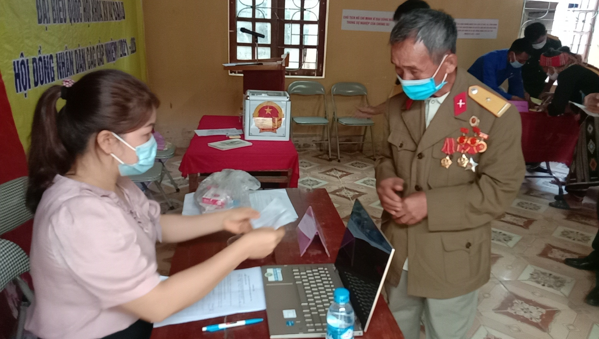 Cử tri cựu chiến binh ở xã Mường Ải tham gia bầu cử sơm. Ảnh: Phan Hưng