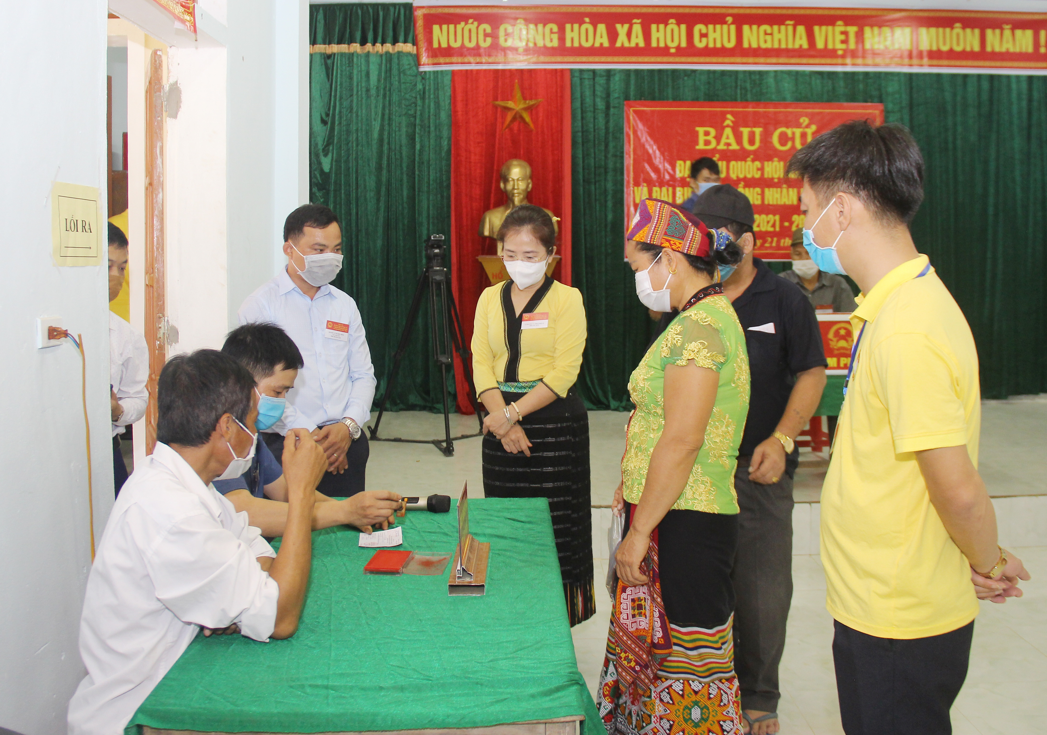 Đoàn công tác của tỉnh và huyện giám sát công tác bầu cử tại bản Cam Lâm. Ảnh: Mai Hoa
