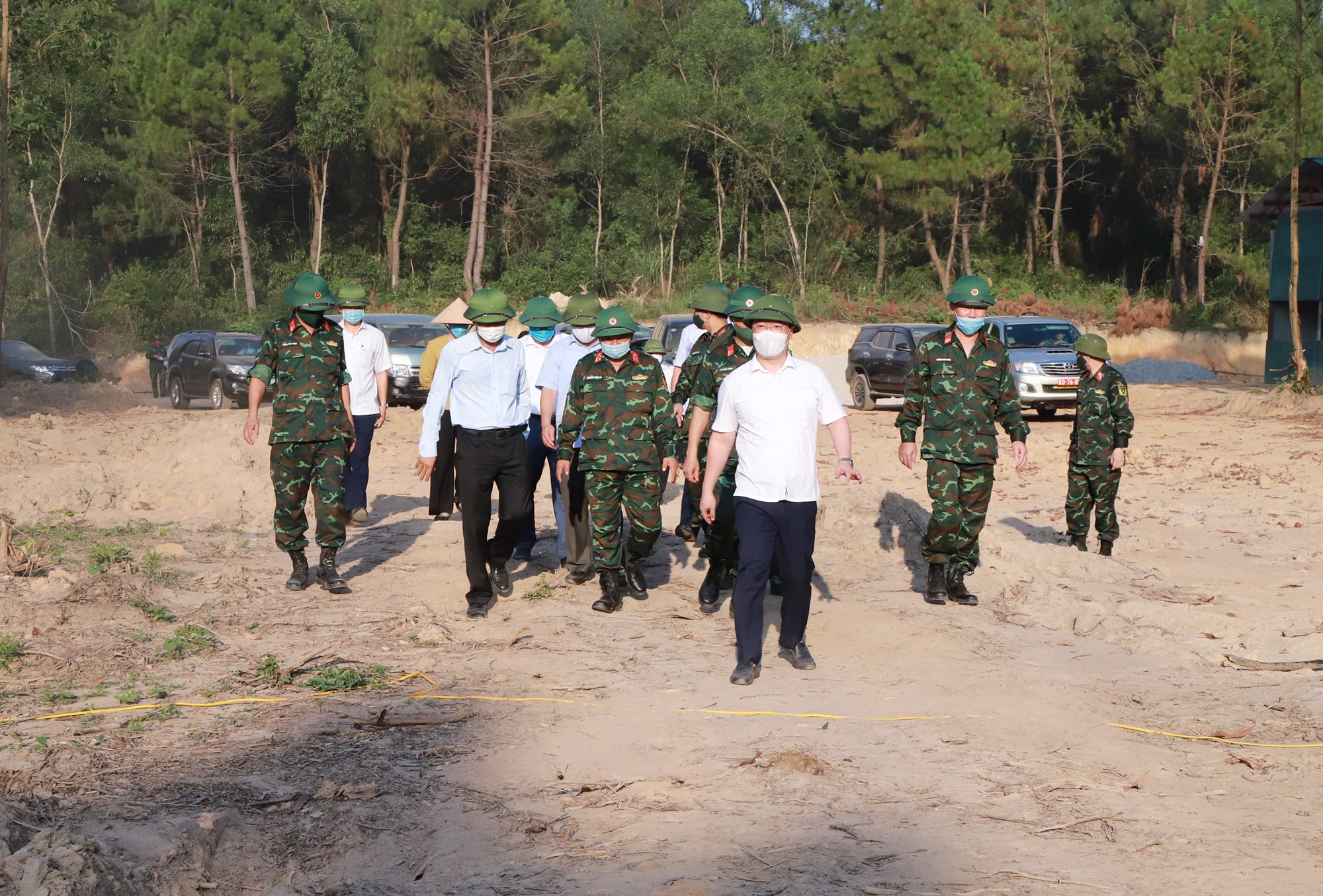 Chủ tịch UBND tỉnh Nguyễn Đức Trung kiểm tra tiến độ xây dựng khu vực tăng gia sản xuất. Ảnh: Phạm Bằng