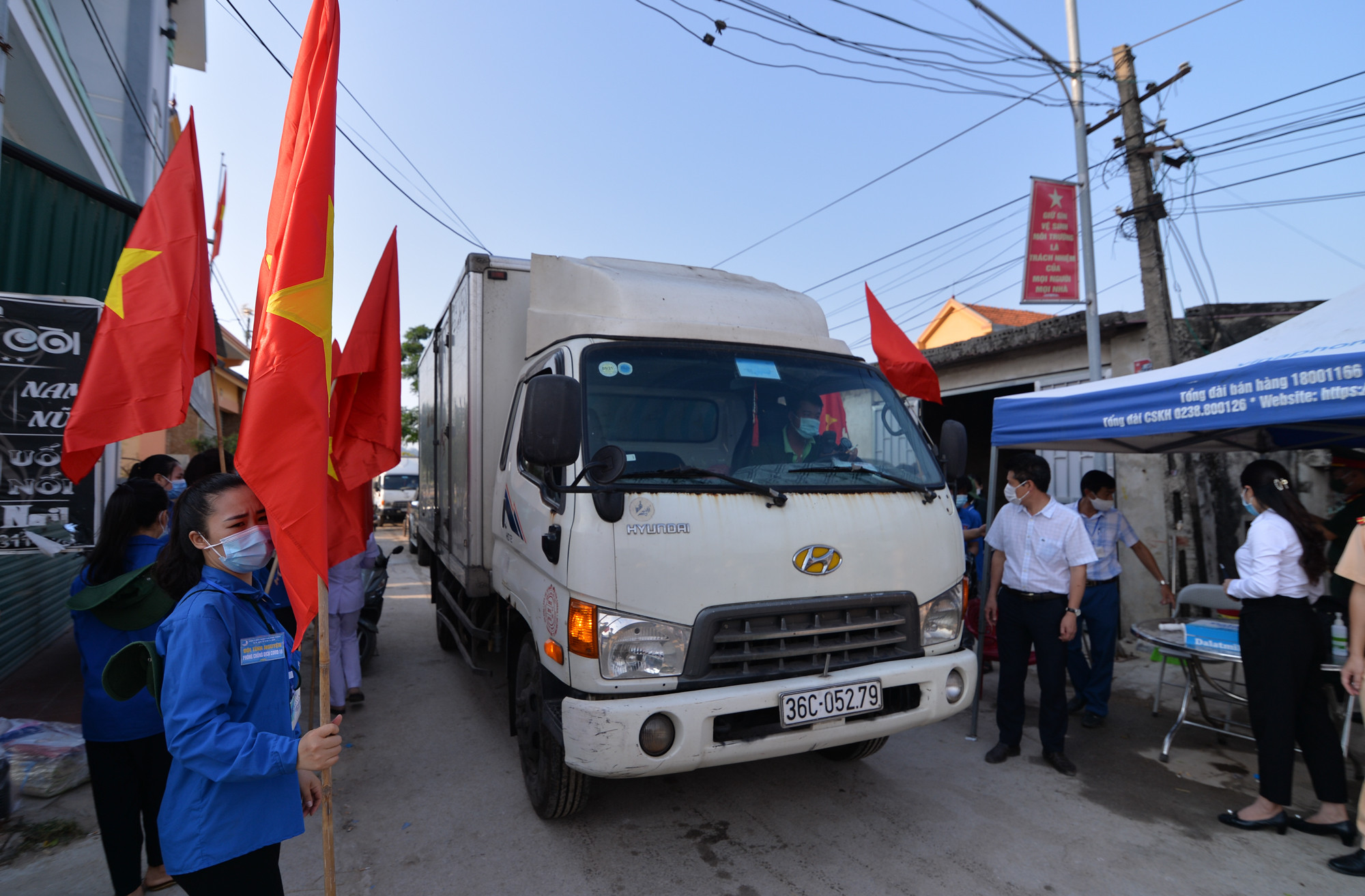 Sau nhiều ngày ách tắc, những chuyến xe đầu tiên, chở hàng thủy sản của ngư dân Quỳnh Lập rời đi.