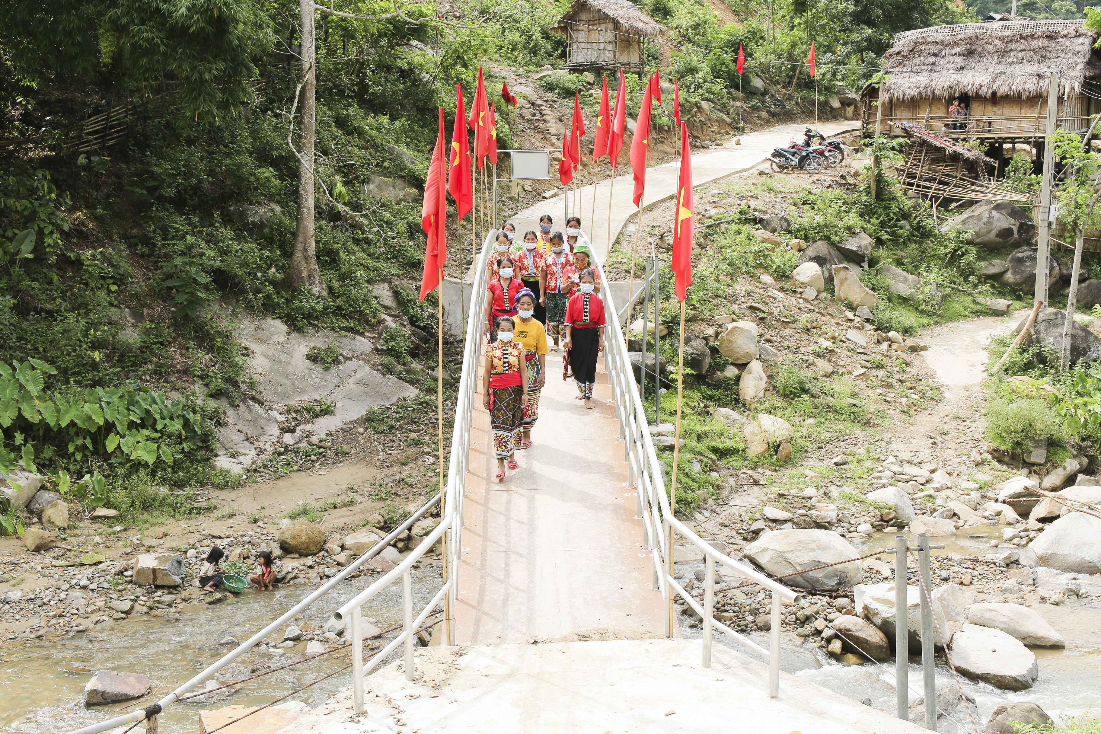 4.Cờ, băng rôn và những  bộ trang phục với đủ màu sắc đã khiến cho những ai có mặt tại điểm bầu cử đều thấy rất rồn ràng và khí thế đúng như một ngày hội. Ảnh: Đình Tuân