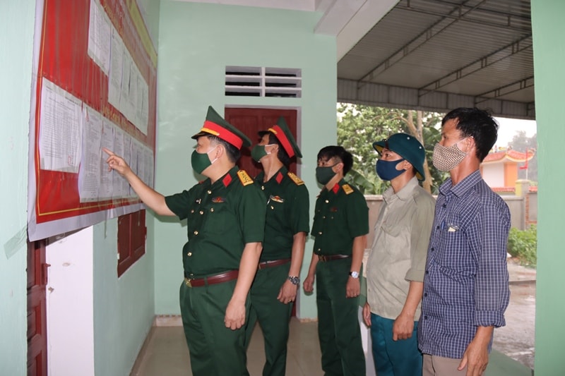 Đại tá Nguyễn Kỳ Hồng, Phó Chính ủy Bộ CHQS tỉnh kiểm tra công tác chuẩn bị bầu cử tại số 3 xã Xuân Tường huyện Thanh Chương